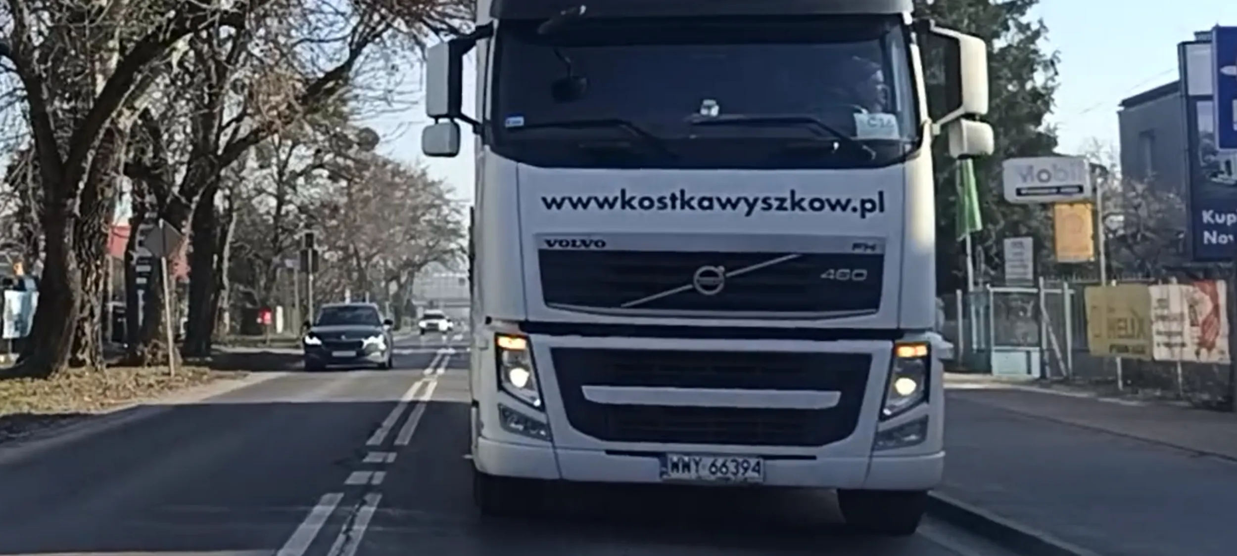 Zrobił sobie zapłacze budowy na drodze publicznej i blokuje ruch