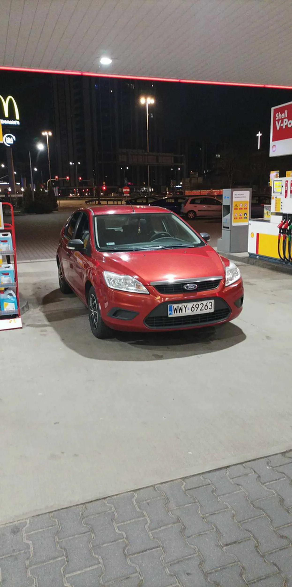 Jechał pod prąd na autostradzie A4 relacja Krakow - Katowice. Staranował bramki, rozbijajac sie o pobliskiego mcdonalda, następnie zbiegł z miejsca zdarzenia.