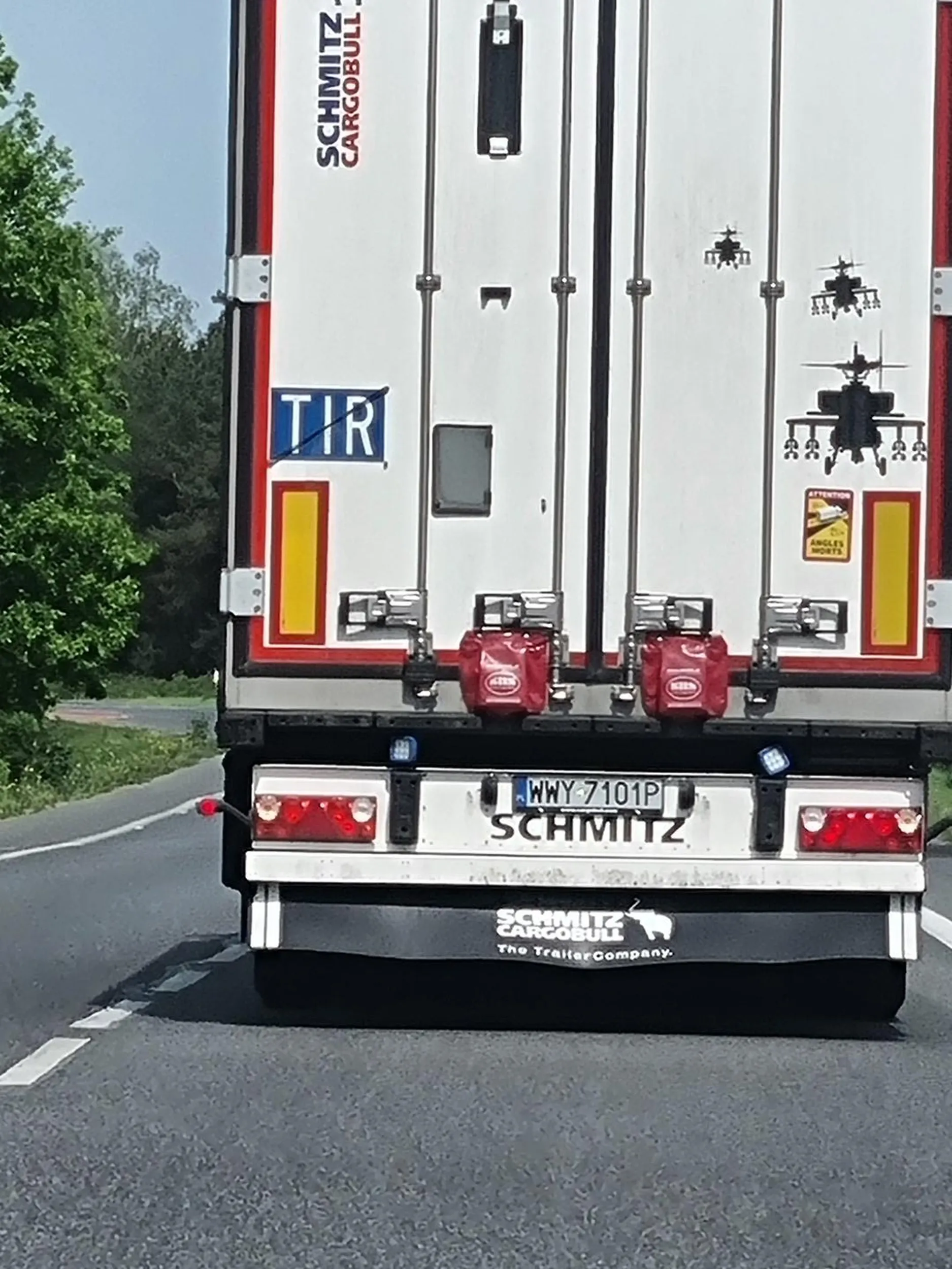 Niezwykle kulturalny kierowca, podczas jazdy wyrzuca plastikowe butelki!!!