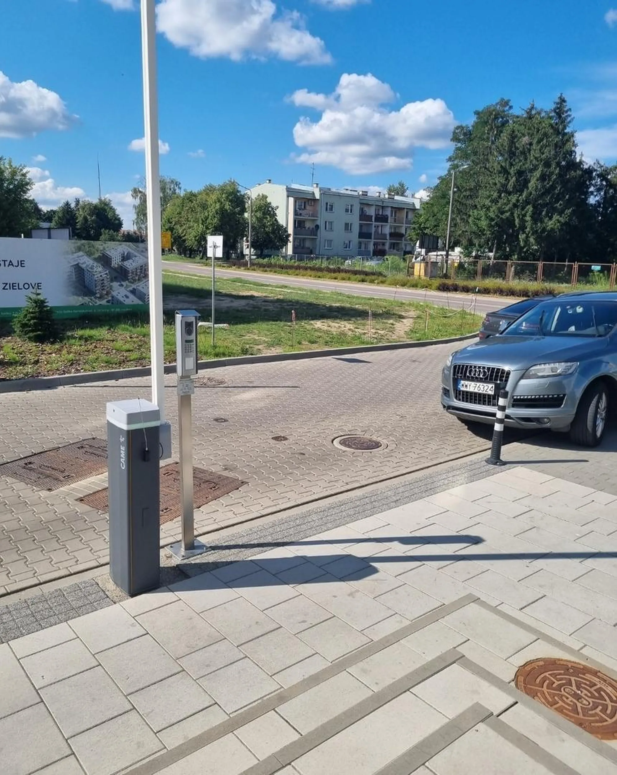 Półmózg tamuje swoim szrotem ludziom wjazd na osiedle oraz często do garażu