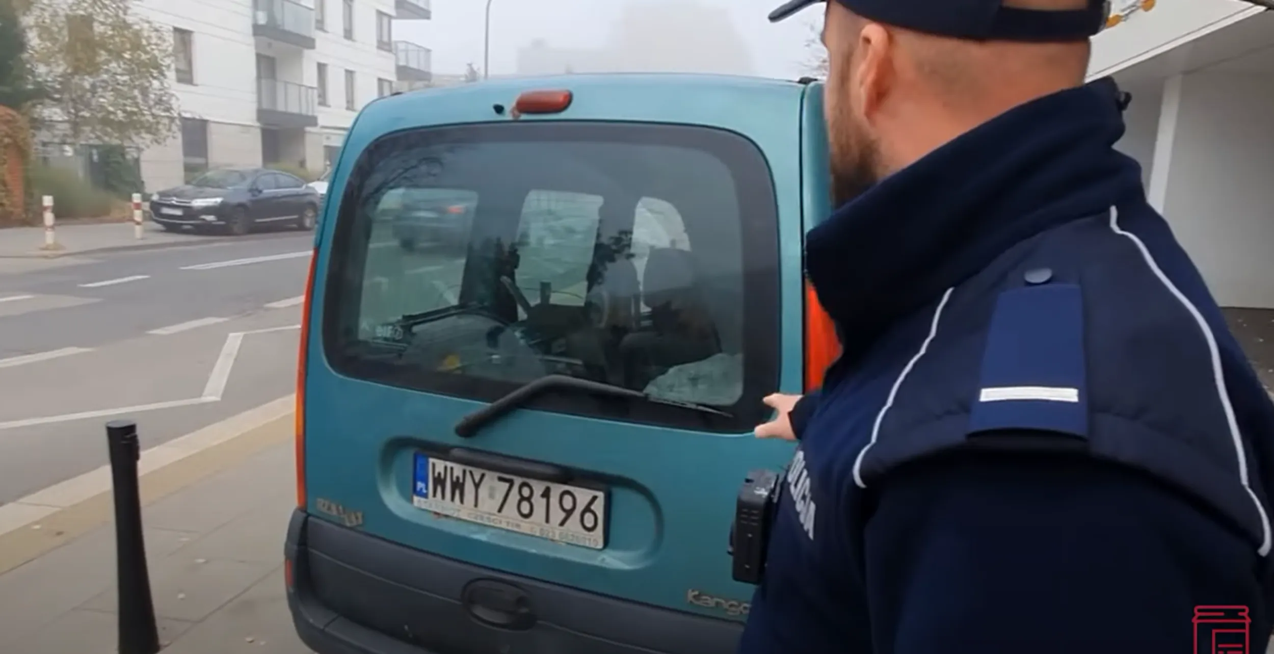 Jeździ wzdłuż przejścia dla pieszych i chodnika.