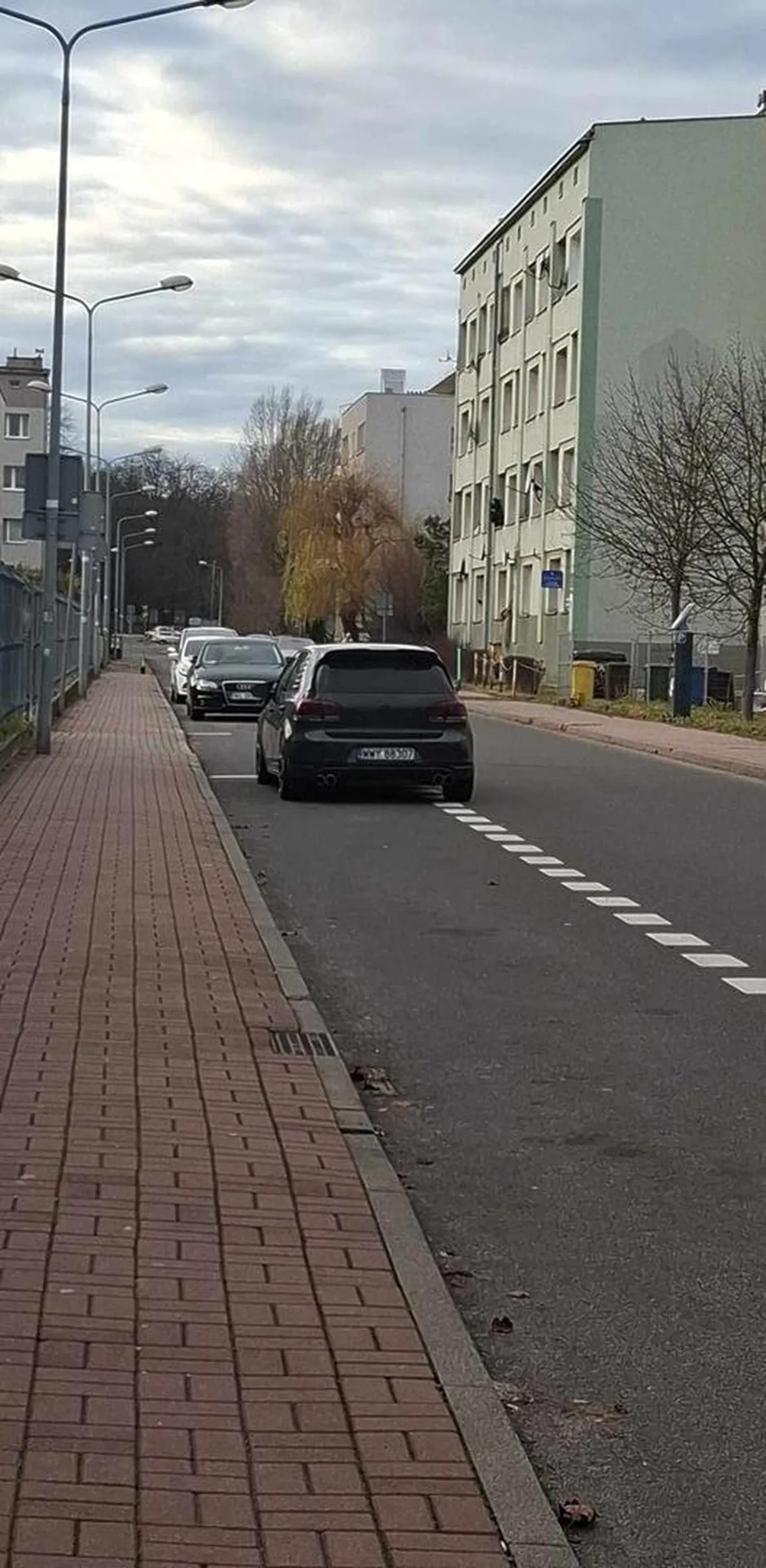 Cpun nie umie parkować jeździ pod prąd i wciąga heroine z kierownicy.