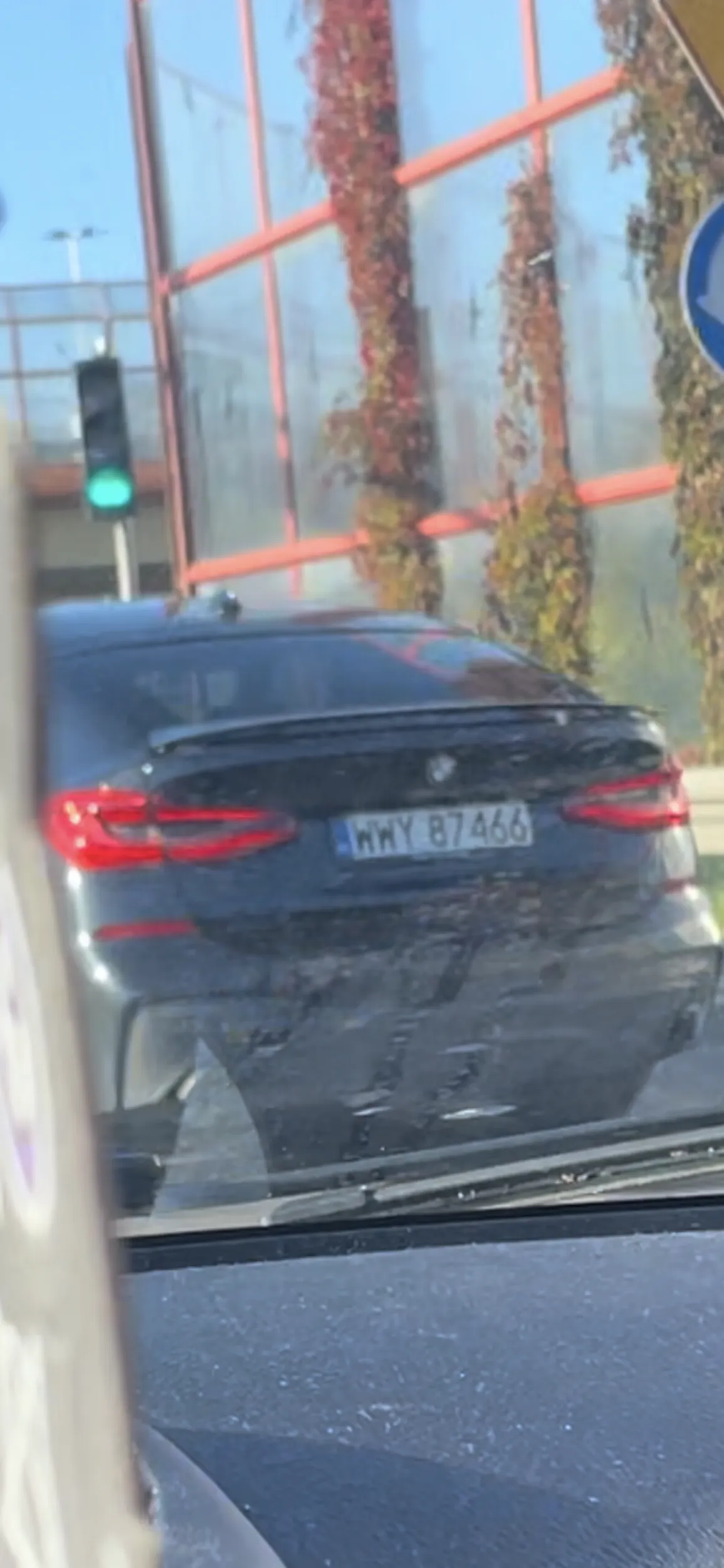 Agresywny i prawdopodobnie naćpany kierowca, próbował wyjechać z ulicy podporządkowanej „na trzeciego” bo szlachcic nie chciał stać w korku. Rzucał przez okno groźby karalne, ale się zapluł i zamknął mordę.