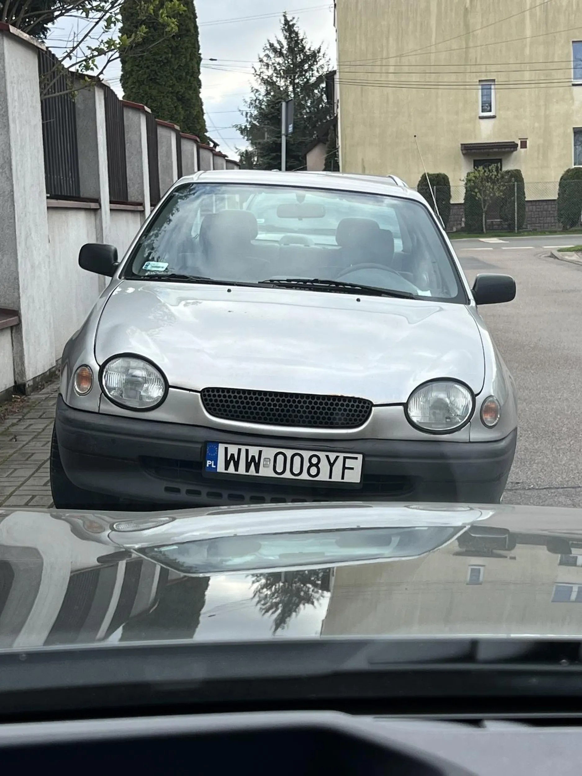 Frustrat nadużywający klaksonu, gdy ktoś księcia nie mającego pierwszeństwa nie przepuści. Dodatkowo rządzi się publicznym miejscem parkingowym, zaczepia i obraża.