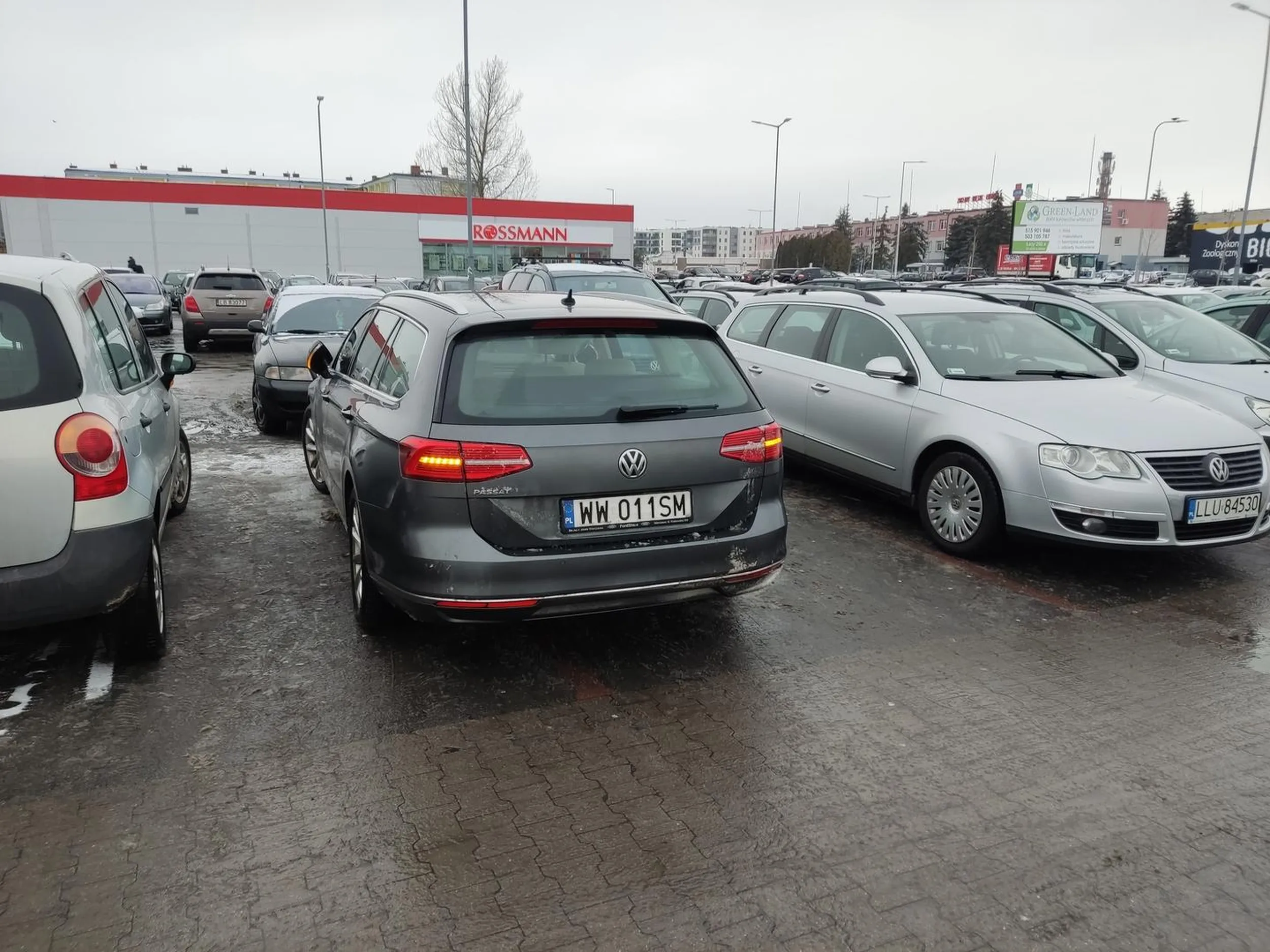 Uwaga na tą kobietę potrąca ludzi na pasach pod Kauflandem po zwróceniu uwagi awanturuje się  że  chu-a jej zrobią bo ma męża policjanta