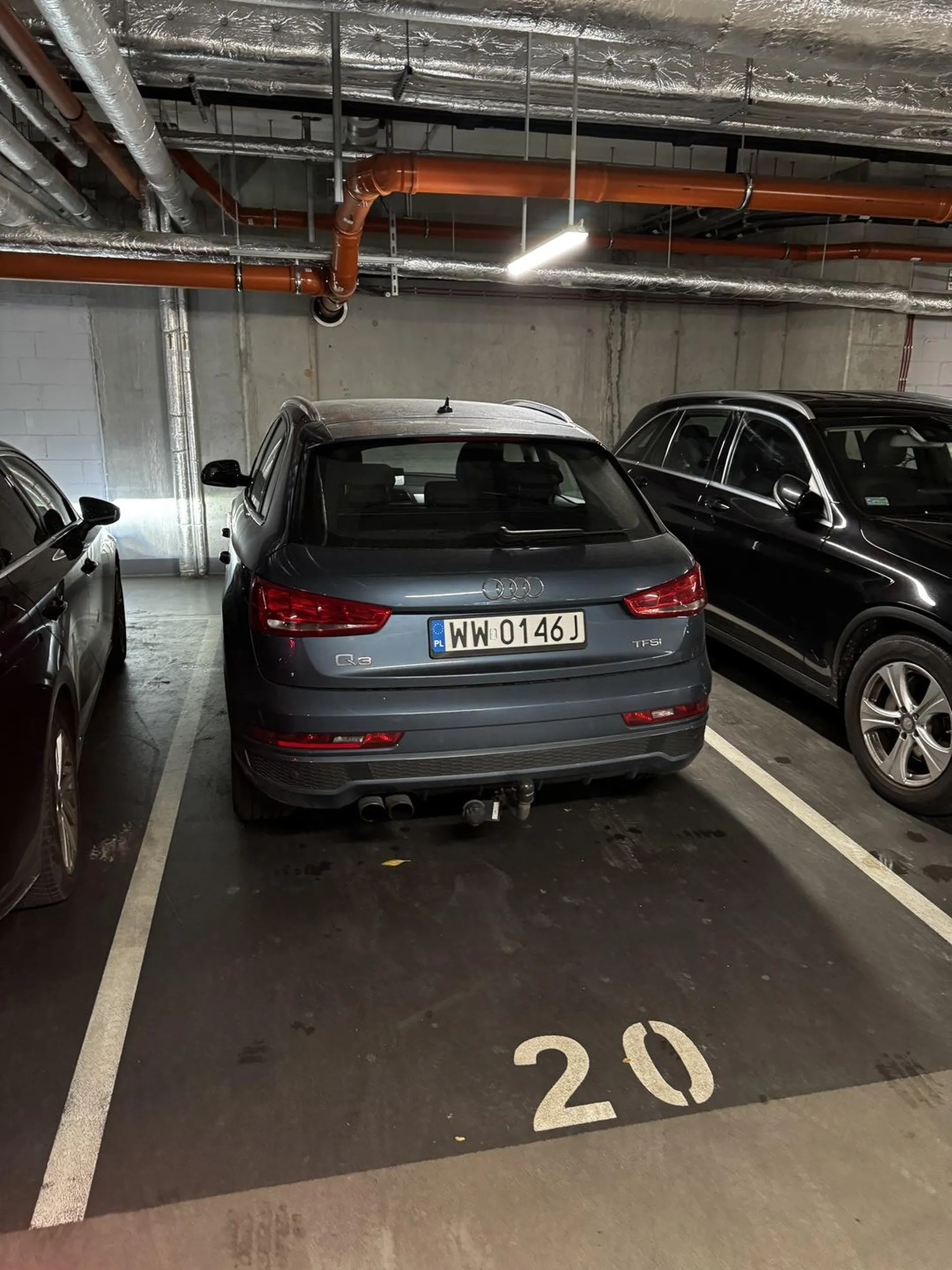 Sfrustrowana Pani po 40-stce nie uważa na inne samochody i obija drzwi przy otwieraniu. Po zwróceniu przeze mnie zareagowała tak: „żebyś wy tak ku*wa wszyscy mężczyźni tak dbali o swoje zęby jak o te samochody, ja pie*dole..” po czym oddaliła się z miejsca zdarzenia. Uważajcie na tą persone bo może wam uszkodzić samochód i zęby. Ps. Jeśli to kiedyś przeczytasz… jaki mężczyzna cię tak bardzo skrzywdził w życiu że taka reakcja? Co zrobił ? No i wiesz, jak się jeździ 12 letnim gratem to można obijać innym nowe auta.. nie pozdrawiam ;)