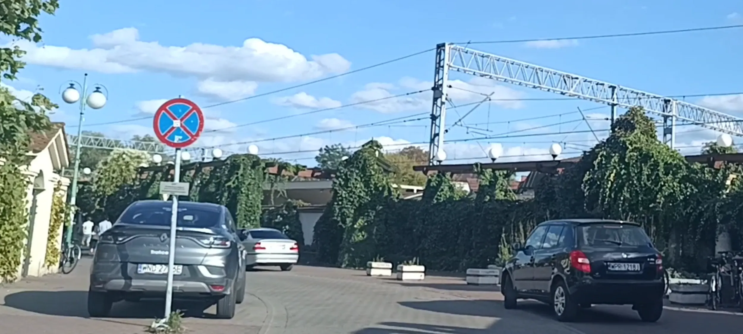 Patologia parkuje złomem po wypadku na chodniku i ulicy z zakazem zatrzymywania się i postoju, do tego blokuje przejazd otwartymi drzwiami. W środku 2 patodziadów pijących piwo.