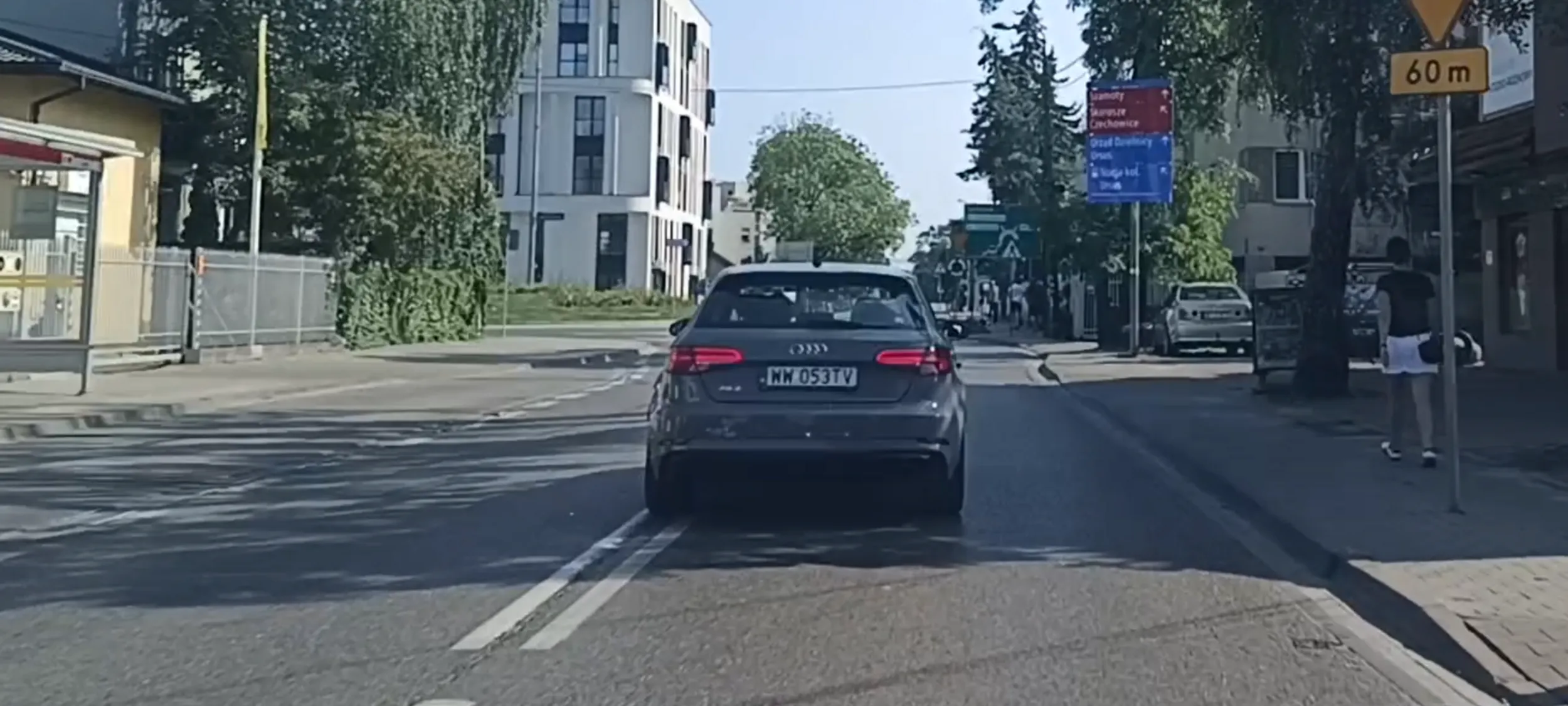 Kierowca jedzie chyba pijany bo slalomem od prawego krawężnika do lewej strony przekraczając oś jezdni.