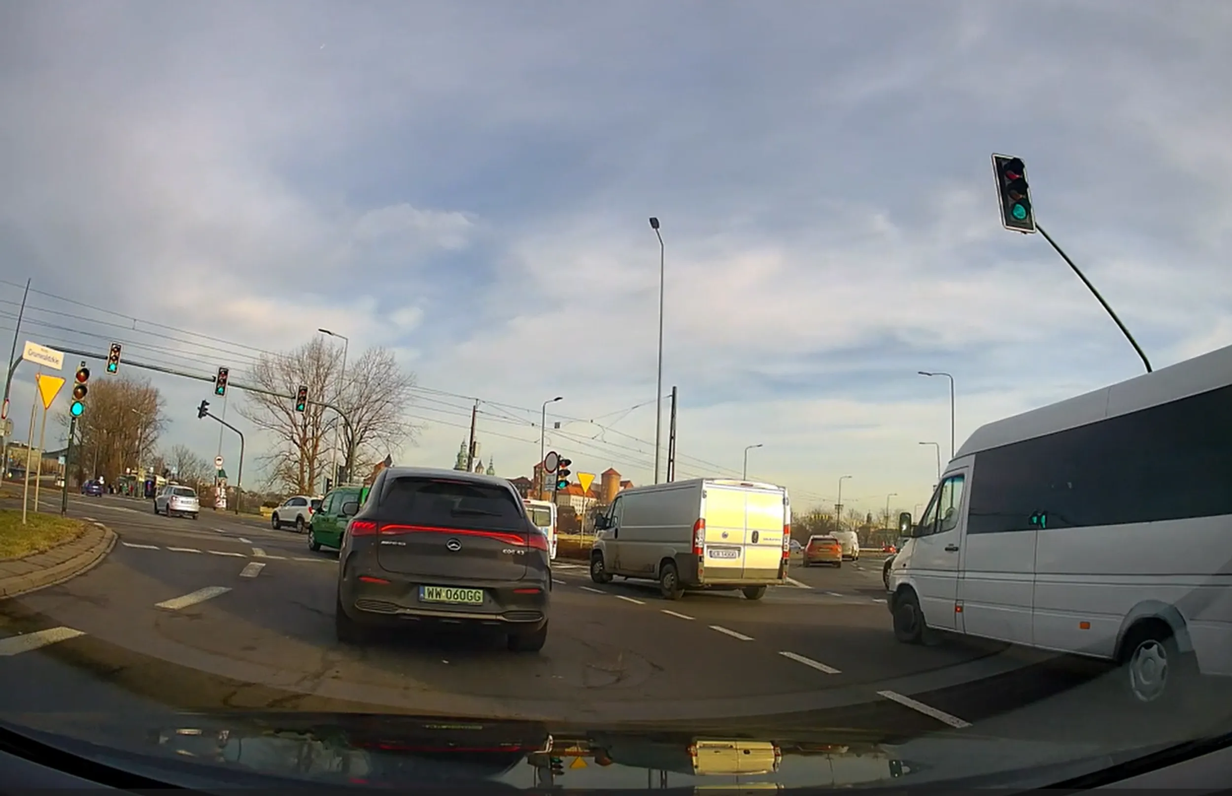 baran wyhamowuje do zera na rondzie na zielonym swietle bez powodu