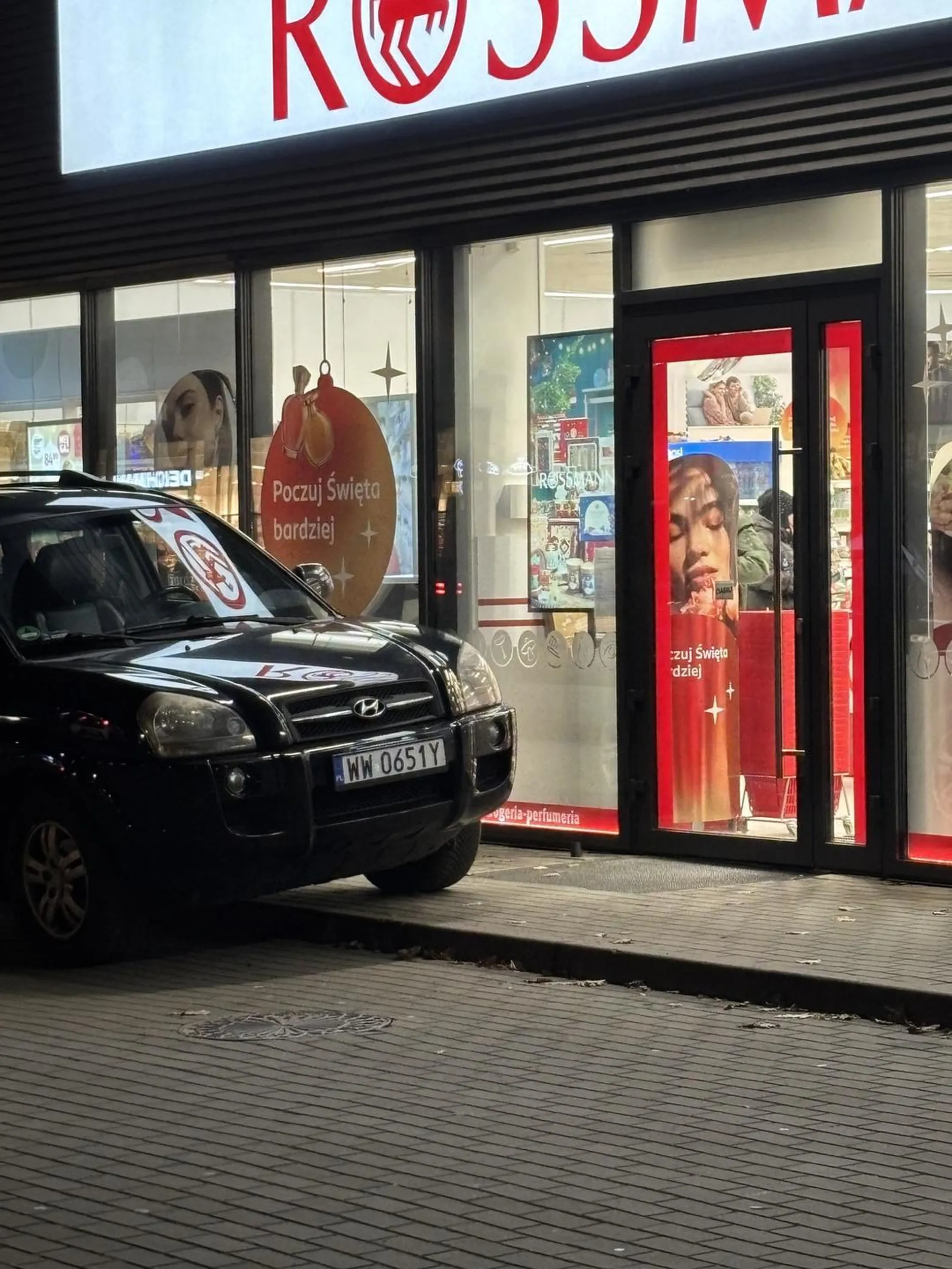 imbecyl stanął tak że otwierając drzwi od sklepu uderzyłam prawie w tego zloma