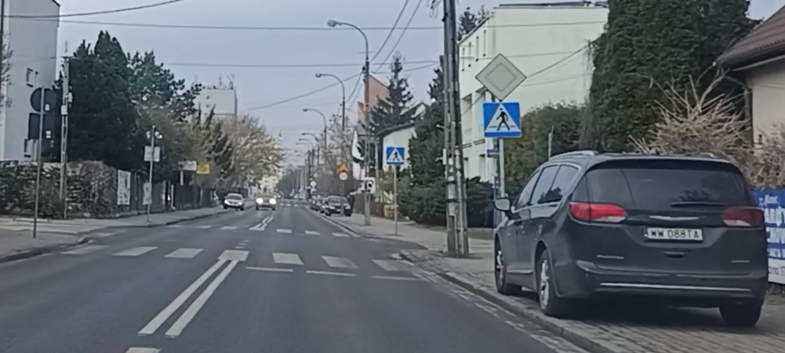 Józek parkuje przy samym przejściu dla pieszych a przecież przepis tego zabrania Józkowi.