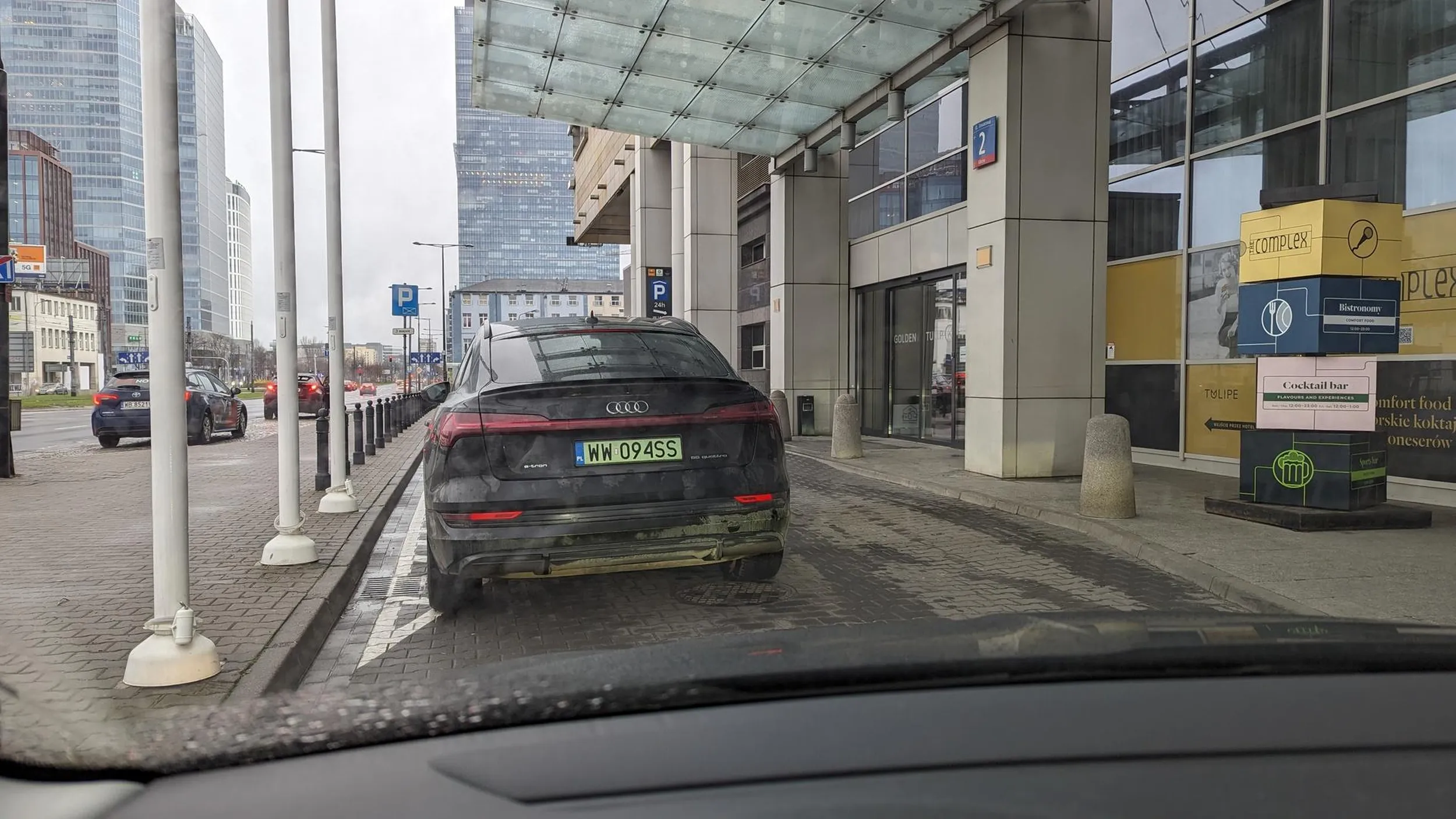Pan prezes postanowił zablokować wjazd wszystkim do hotelu, 20m dalej wjazd na parking ale wtedy byłoby dalej ( ͡° ͜ʖ ͡°)