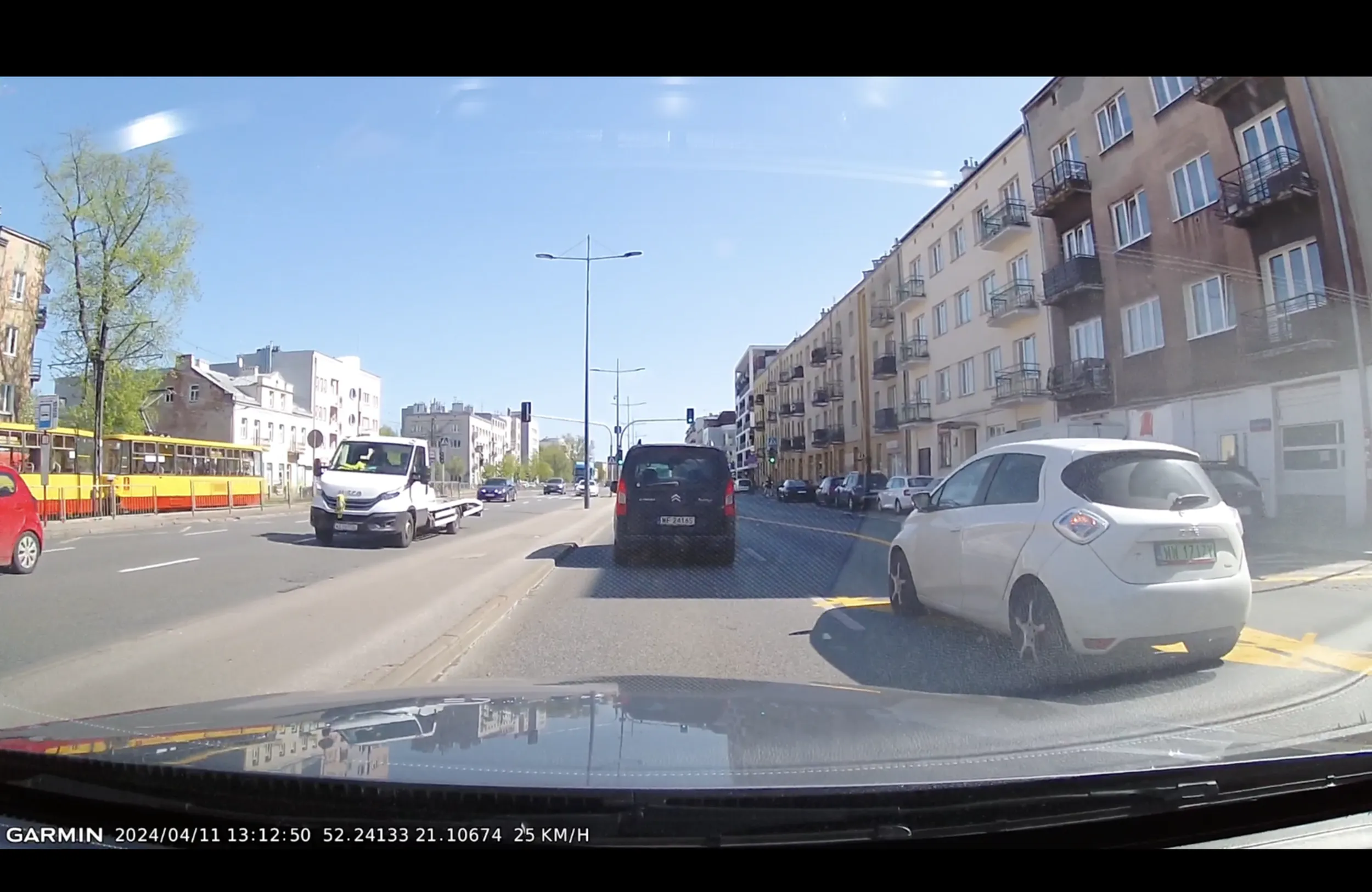 Pani mimo POKREŚLONYCH ŻÓŁTYCH ZNAKÓW POZIOMYCH chciała się do nich stosować i wymusiła pierwszeństwo. Po wszystkim świecie przekonana, że ma racje kazała nauczyć się jeździć...