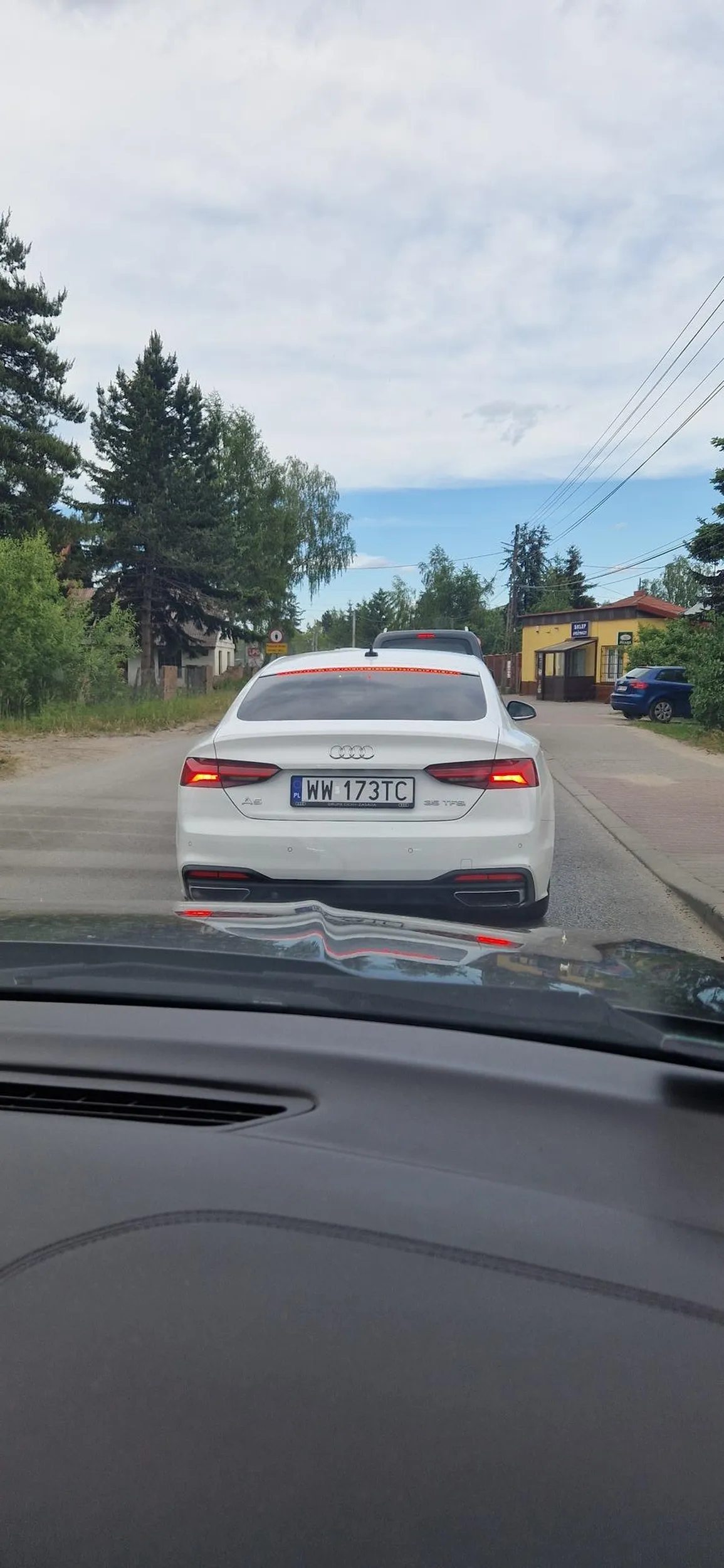 Potwierdzam, kierowca białego audi A5 lubi wymuszać pierwszenstwo zmuszając prawidłowo jadącego kierowcę do ostrego hamowania!