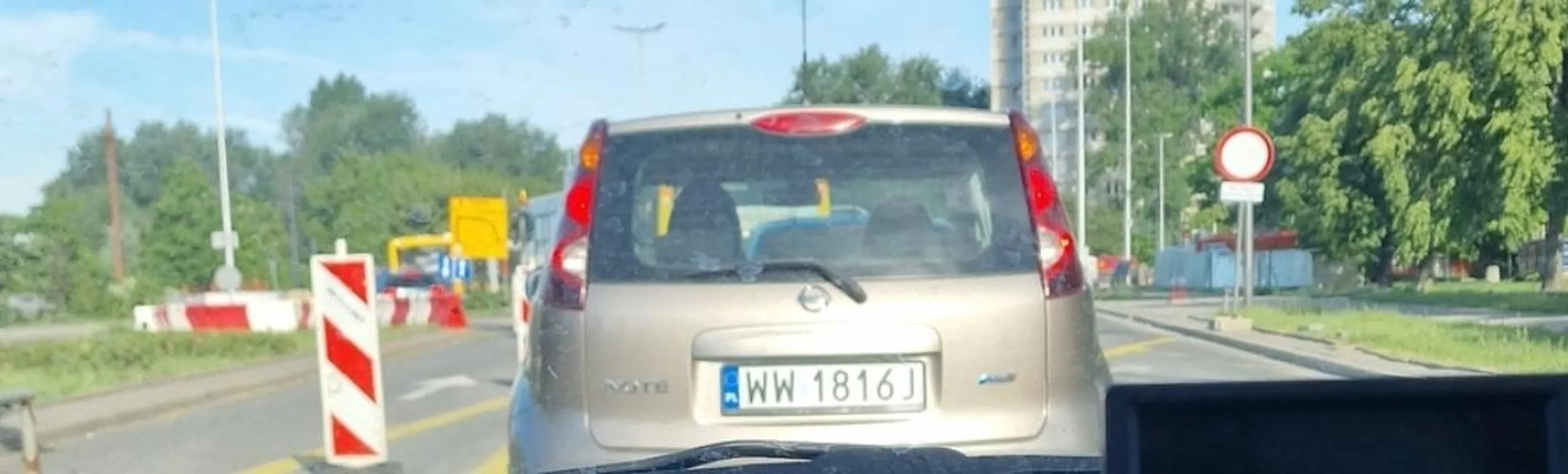 Pani chyba nie wie co to jazda na suwak, mało nie wiechala w auto jadące przed nią, po chwili wyrzuciła peta za okno