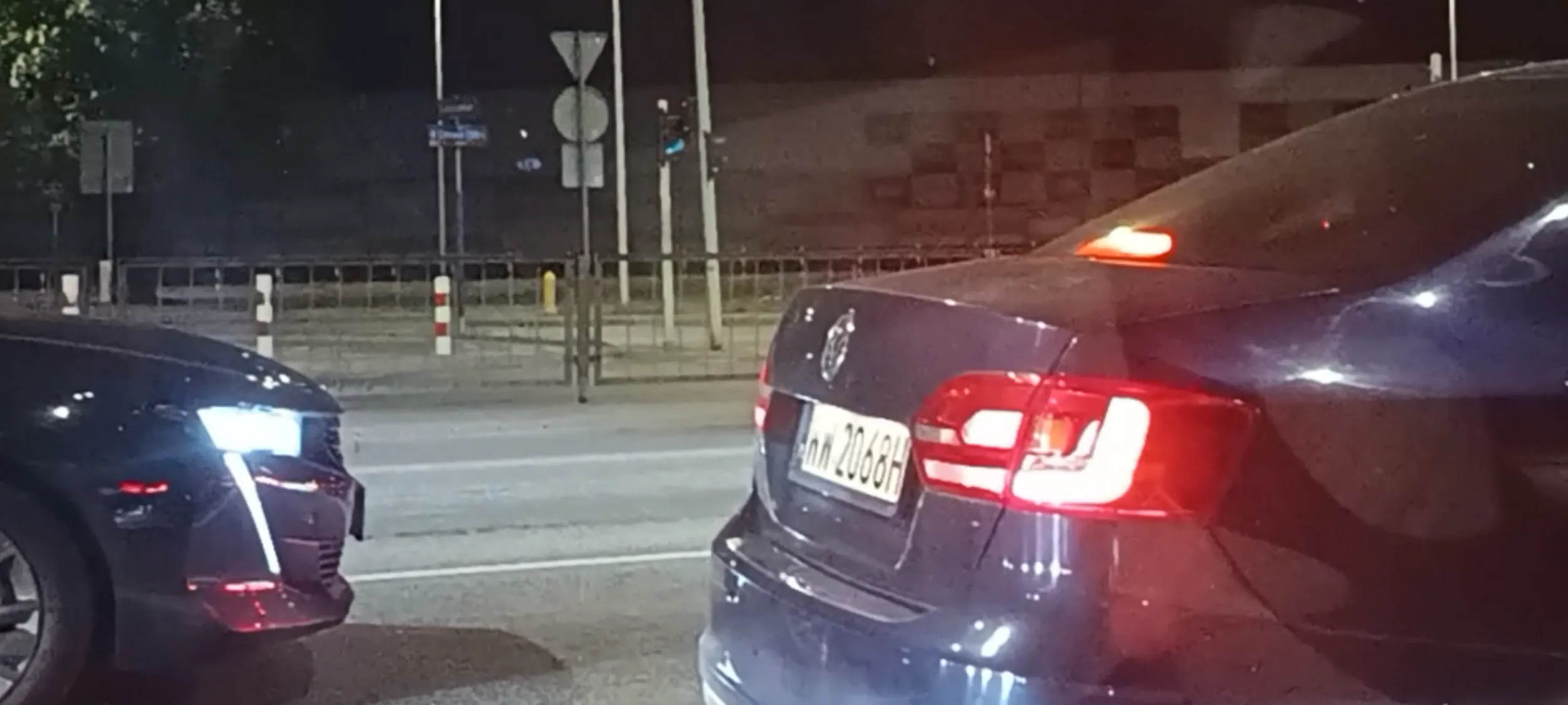 Bandyta drogowy zmienia pas bez użycia kierunkowskazu i zajeżdża mi drogę na moim pasie ruchu. Karma do niego wróci i kiedyś skończy żywot  na barierce ekranu akustycznego.