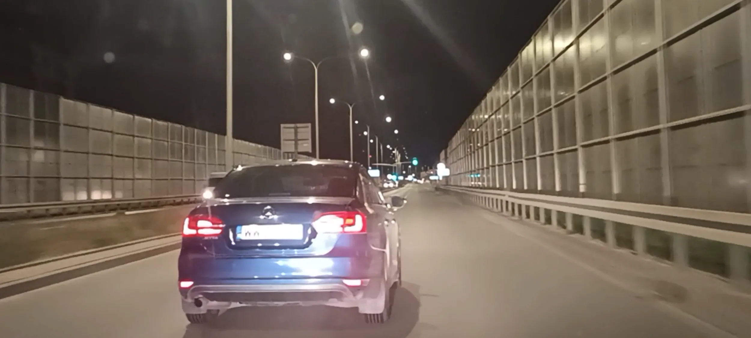 Bandyta drogowy zmienia pas bez użycia kierunkowskazu i zajeżdża mi drogę na moim pasie ruchu. Karma do niego wróci i kiedyś skończy żywot  na barierce ekranu akustycznego.