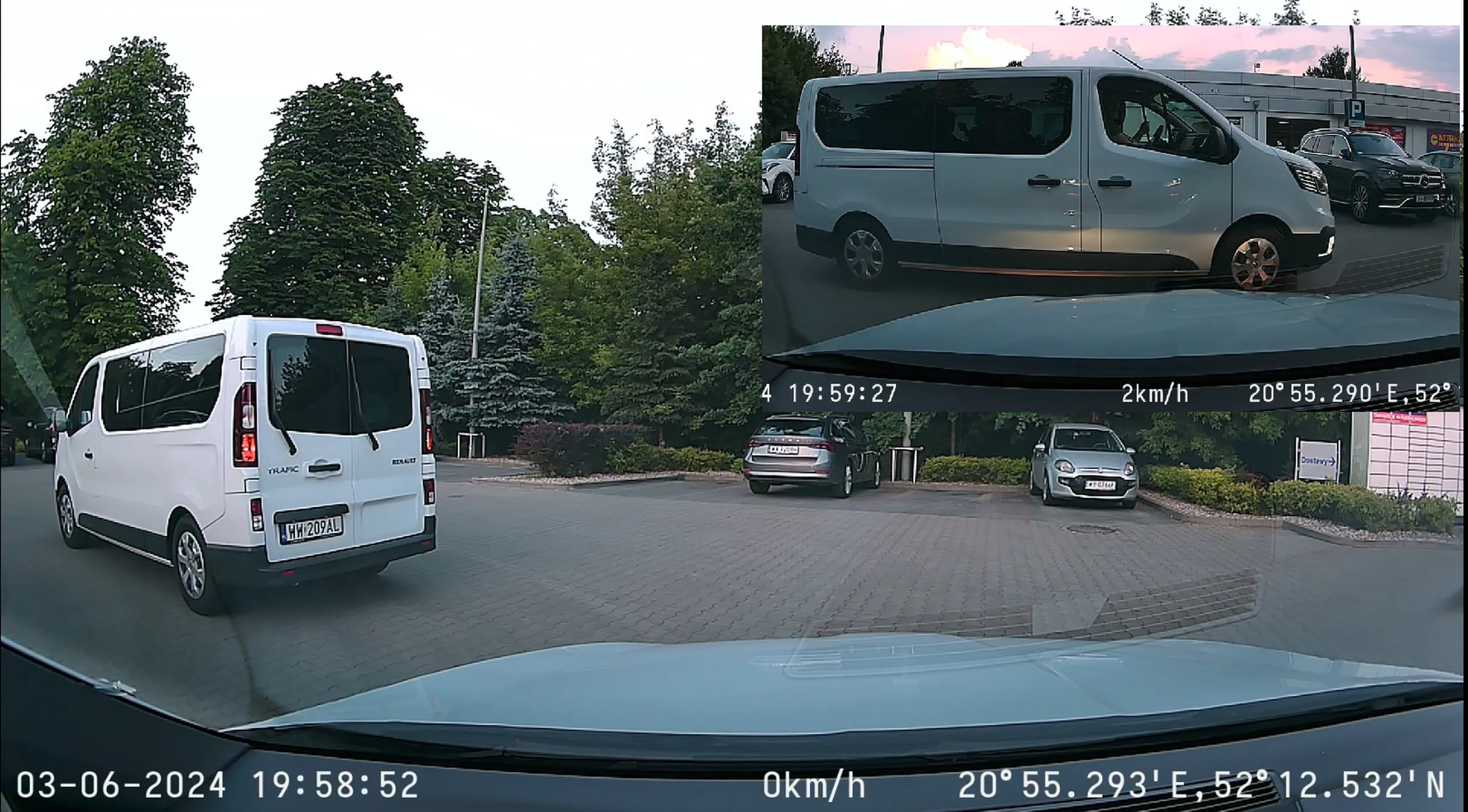 Bus stoi na środku przejazdu na parkingu Lidla. Jak ominąłem busa i zacząłem parkować to ruszyli za mną. za zaparkowaniu pokazywali gdzie ich głowa boli kierowca i pasażer. blokowali innym przejazd ale ja oni musieli 10 sekund poczekać to oburzeni.