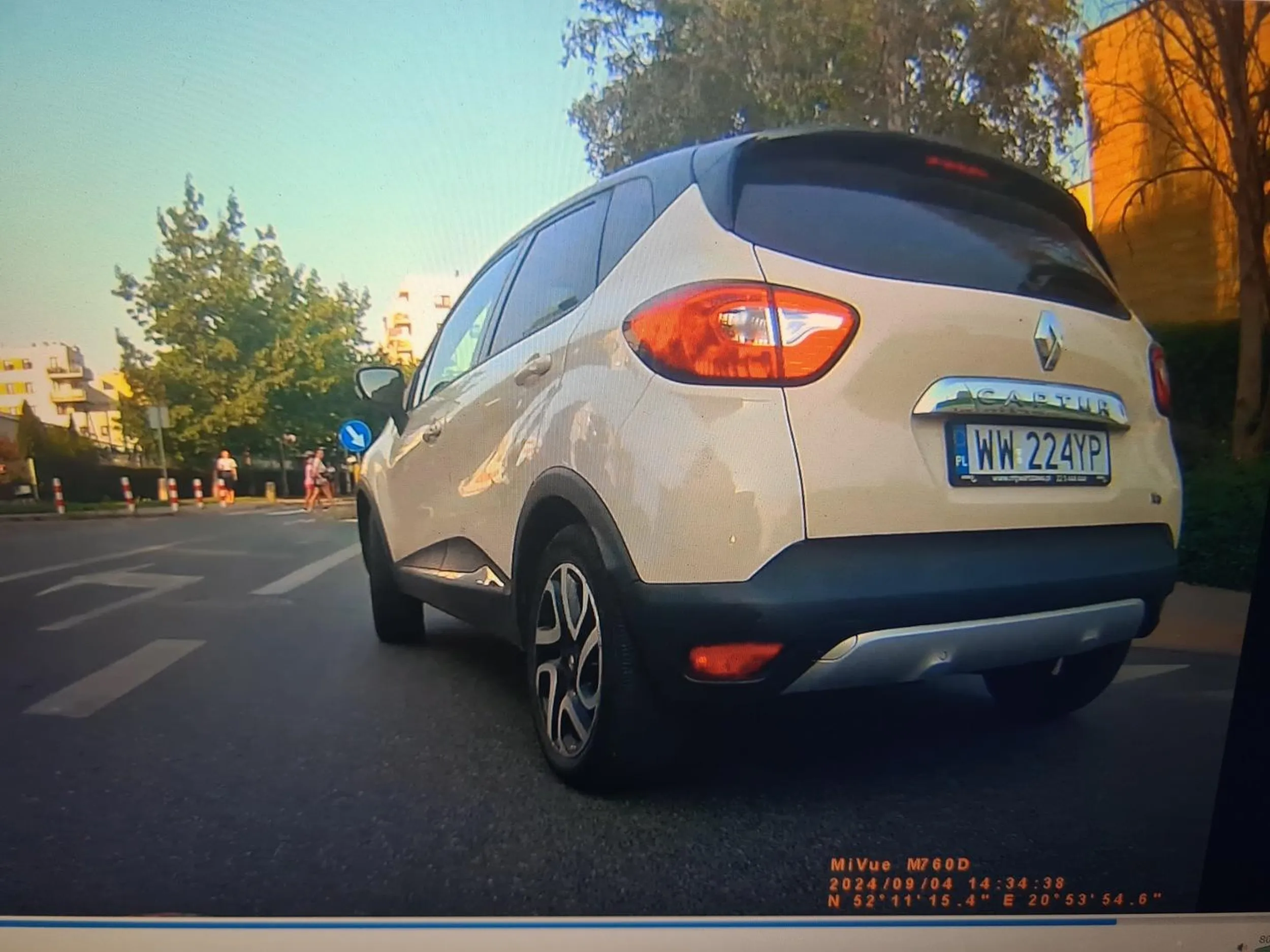 Pani rozmawia przez telefon nie uważając wymuszając pierwszeństwo