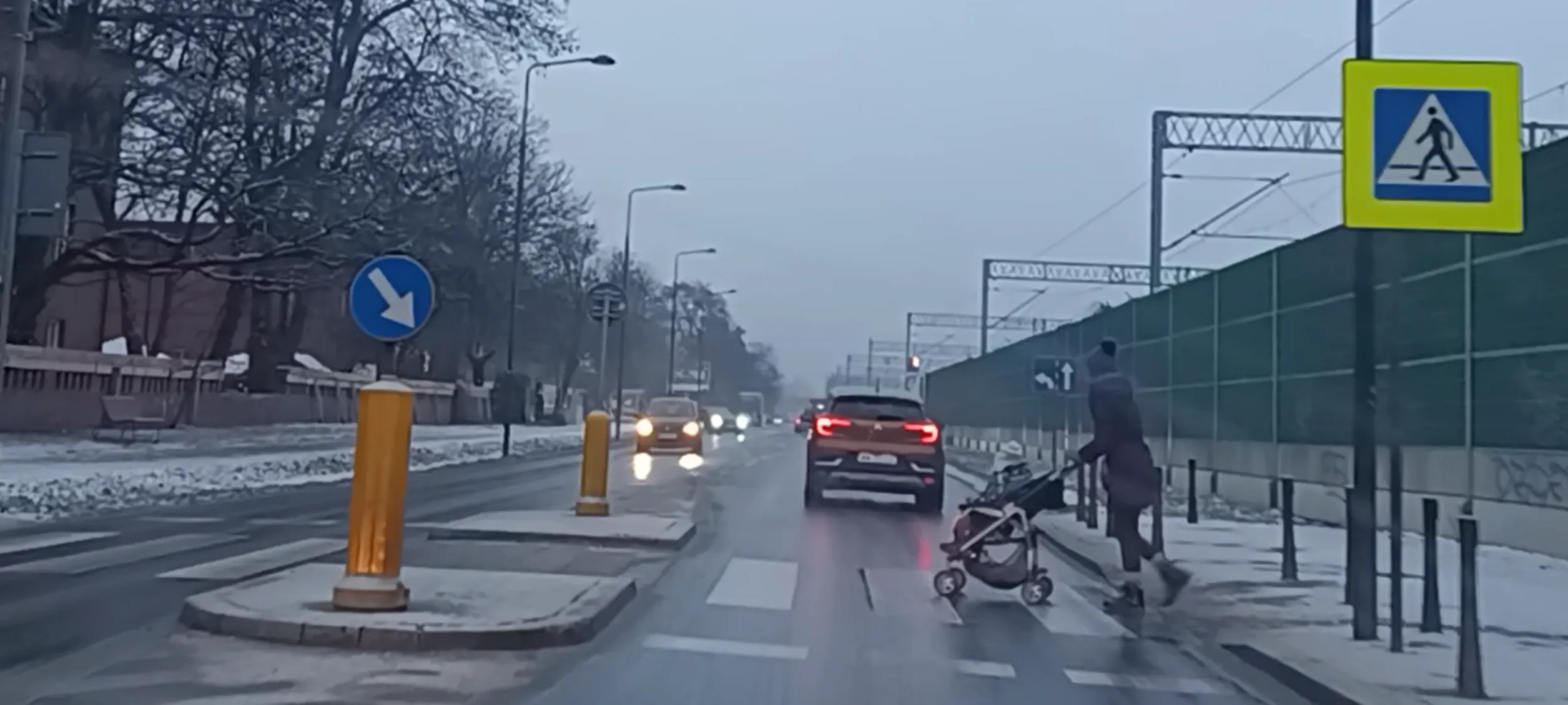 Bandyta drogowy przejeżdża matce z dzieckiem przed nosem i nie ustępuje im pierwszeństwa na pasach przejścia dla pieszych.