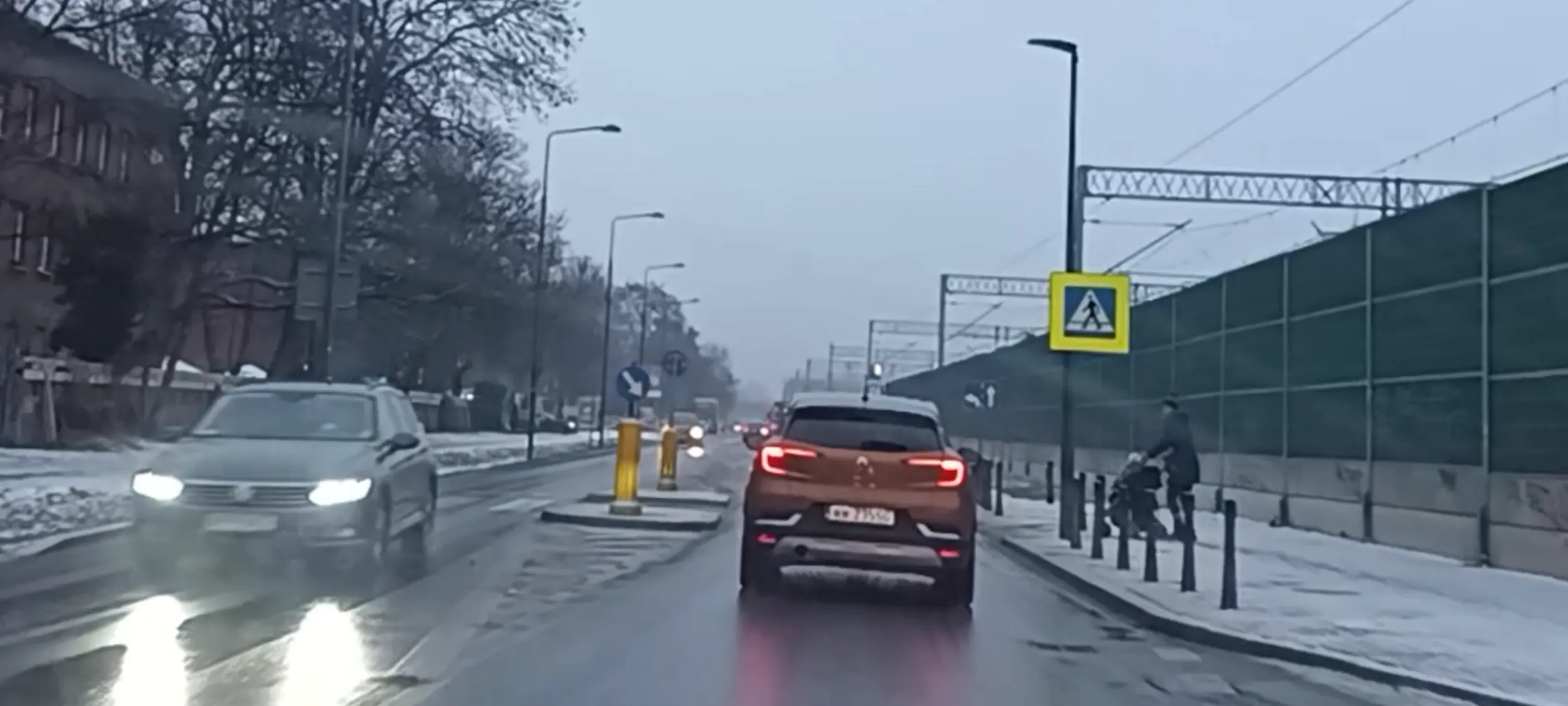 Bandyta drogowy przejeżdża matce z dzieckiem przed nosem i nie ustępuje im pierwszeństwa na pasach przejścia dla pieszych.