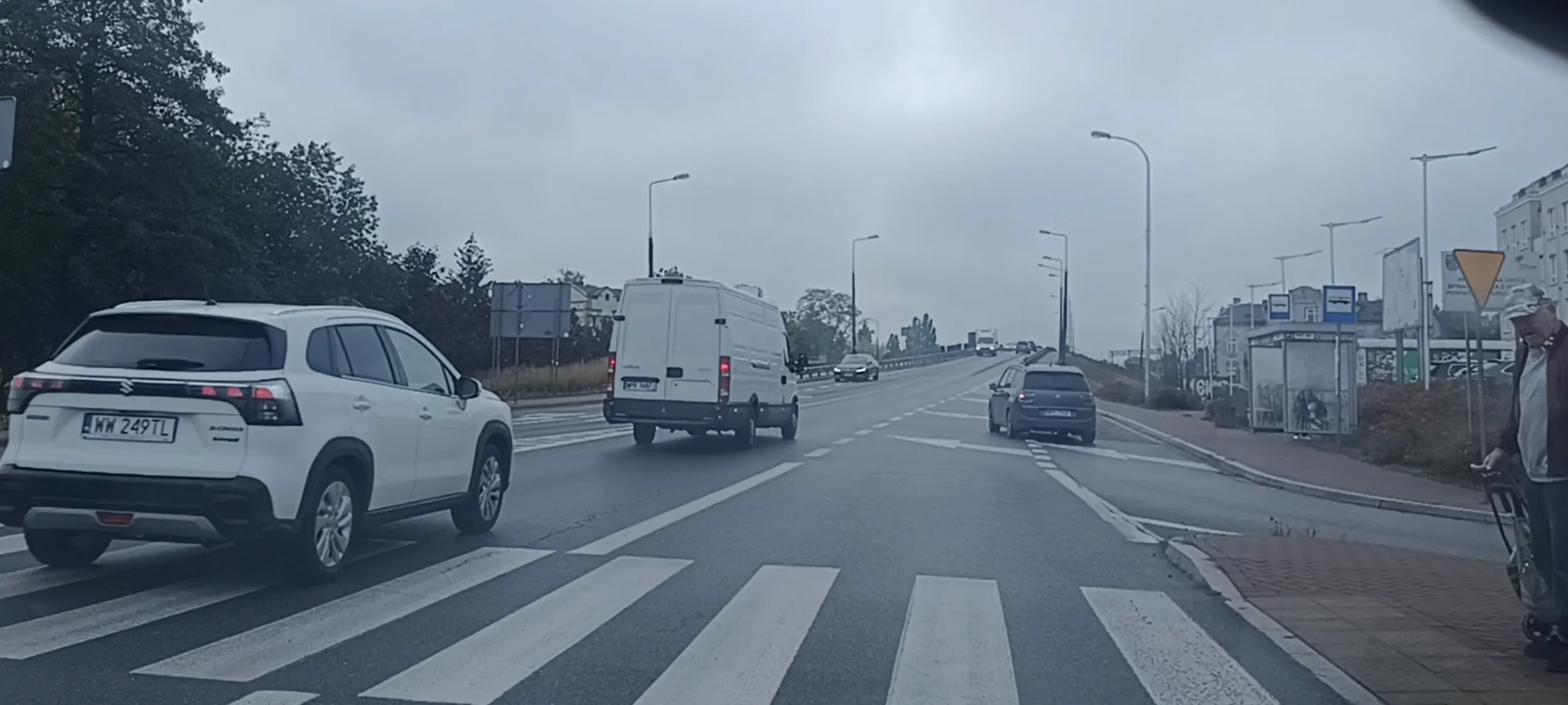 Bandyta drogowy przejeżdża przez przejście dla pieszych i nie ustąpił pierwszeństwa pieszemu