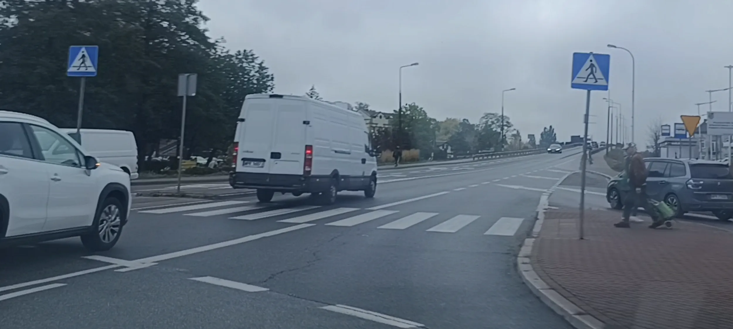 Bandyta drogowy przejeżdża przez przejście dla pieszych i nie ustąpił pierwszeństwa pieszemu