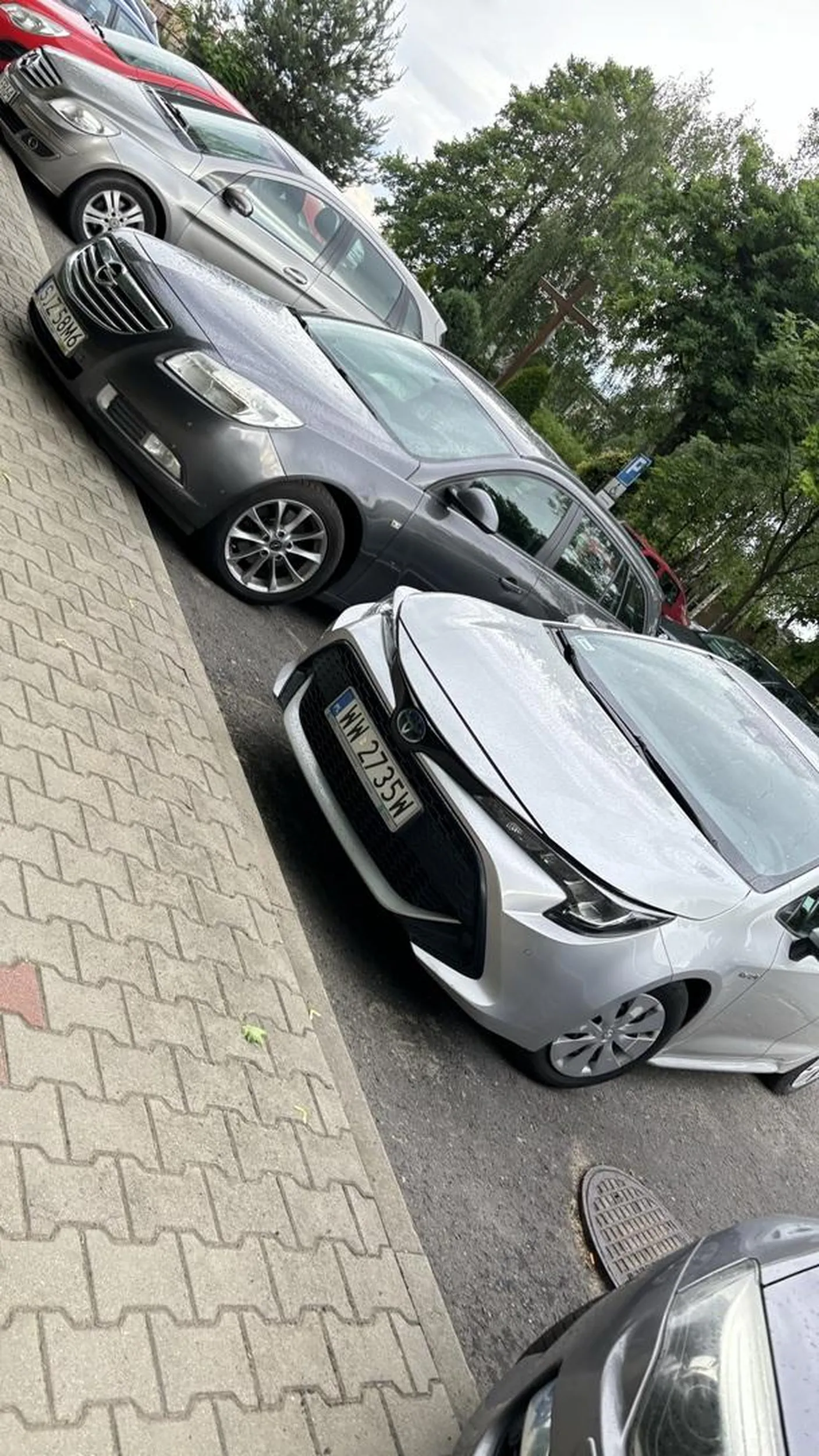 Proponuję obu pana albo panią powrót do nauki jazdy bo według mnie oblaliscie przy parkowaniu na tym osiedlu wiecznie brakuje miejsc a takie dwa barany parkują jakby z Afryki przyjechali