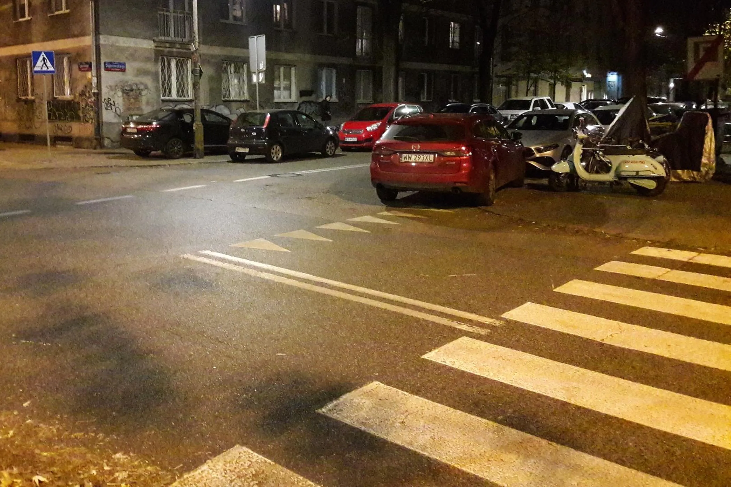 Kierownik czerwonej Mazdy 6 pomylił skrzyżowanie z parkingiem...