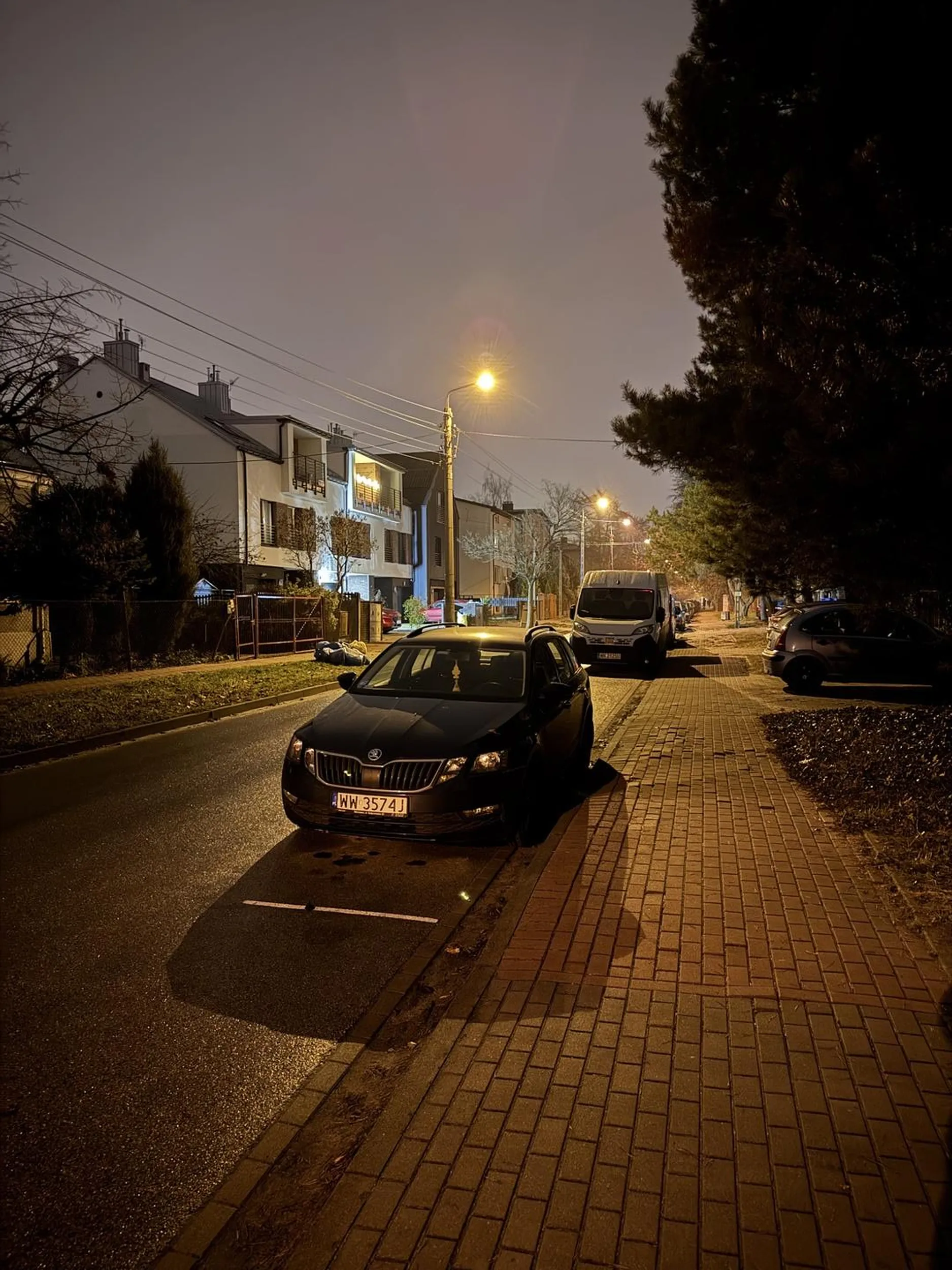 staje pod blokiem jak baran i zajmuje dwa miejsca