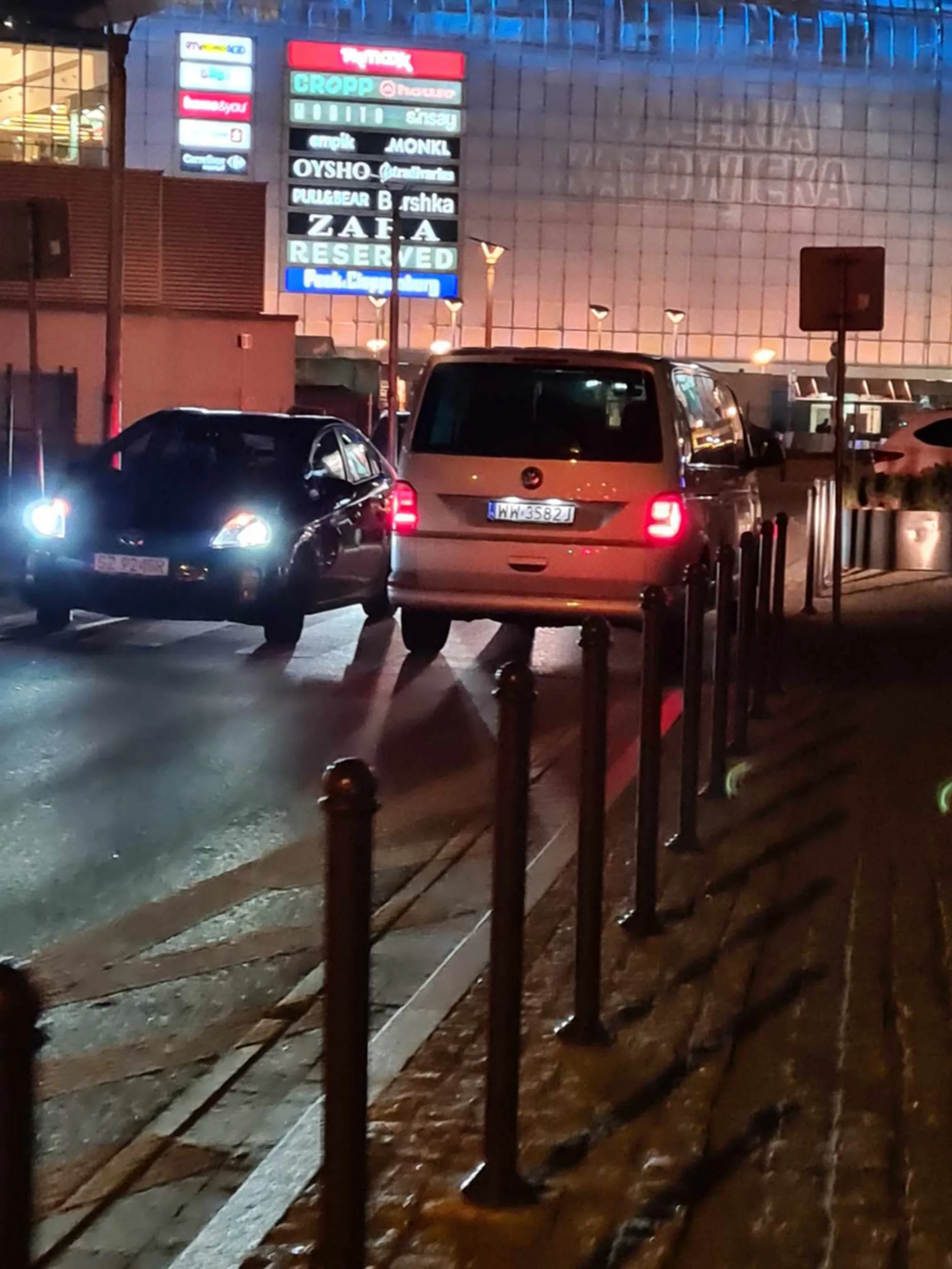 2024-03-20 Katowice, ul. Młyńska godzina około 20:32 - Jazda pod prąd... Tam jest miejsce na jeden pojazd a na wysokości przejścia dla pieszych pcha się jakby miał pierwszeństwo...