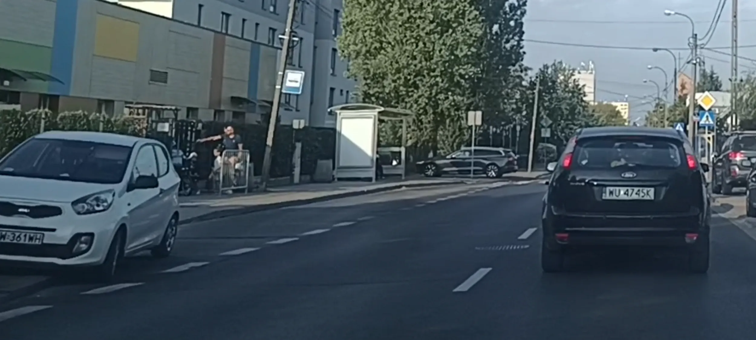 Patologia parkowania w zatoce przystanku autobusowego