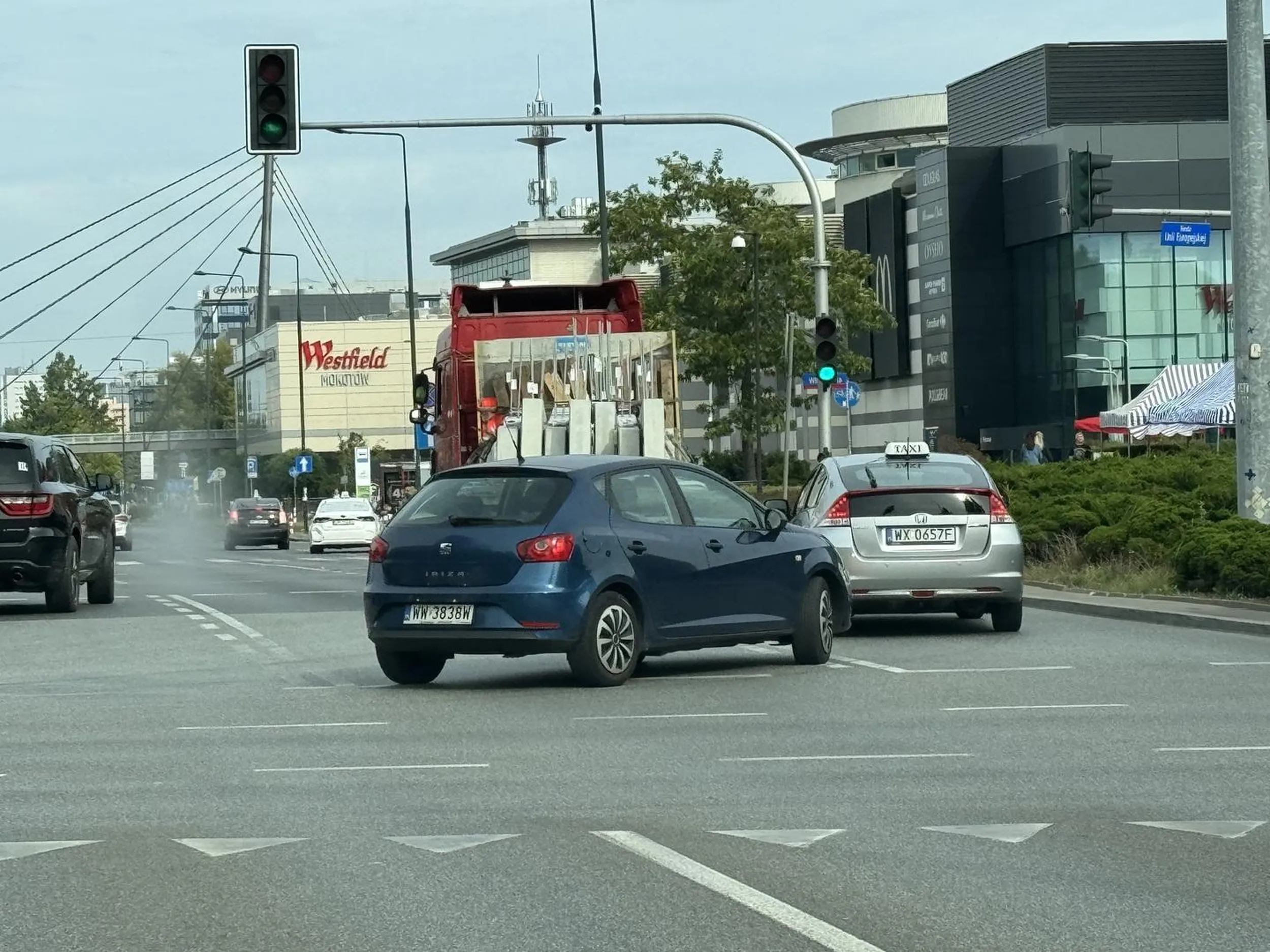 Panienka w starym seacie ma gdzieś przepisy i sobie skręca nie ze swojego pasa objeżdżając osoby czekające to skręty w lewo. Zwykła wiesniara. I brzydka.
