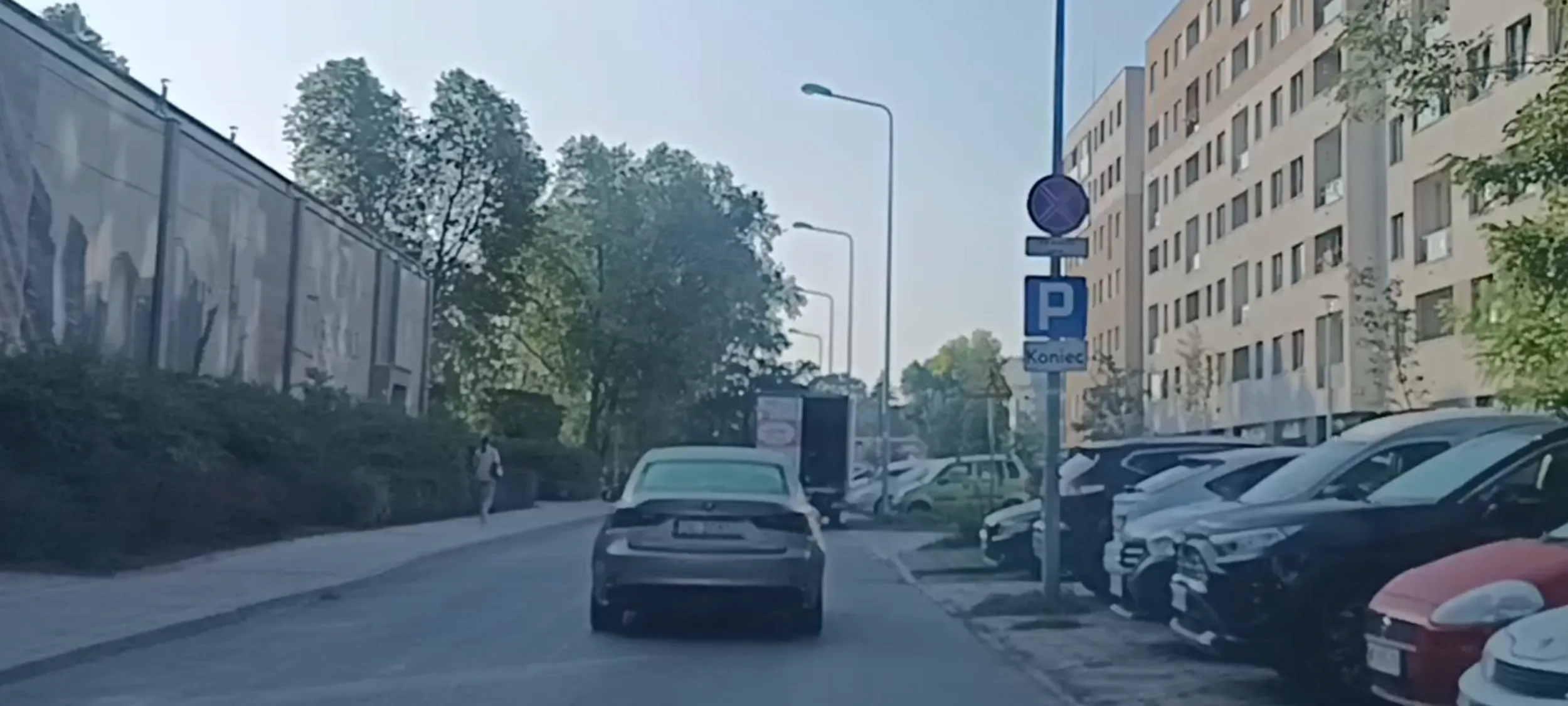 Bandyckie parkowanie na ulicy z zakazem zatrzymywanie się i postoju przy samym przejściu dla pieszych i nie widać pieszych wchodzących na pasy.