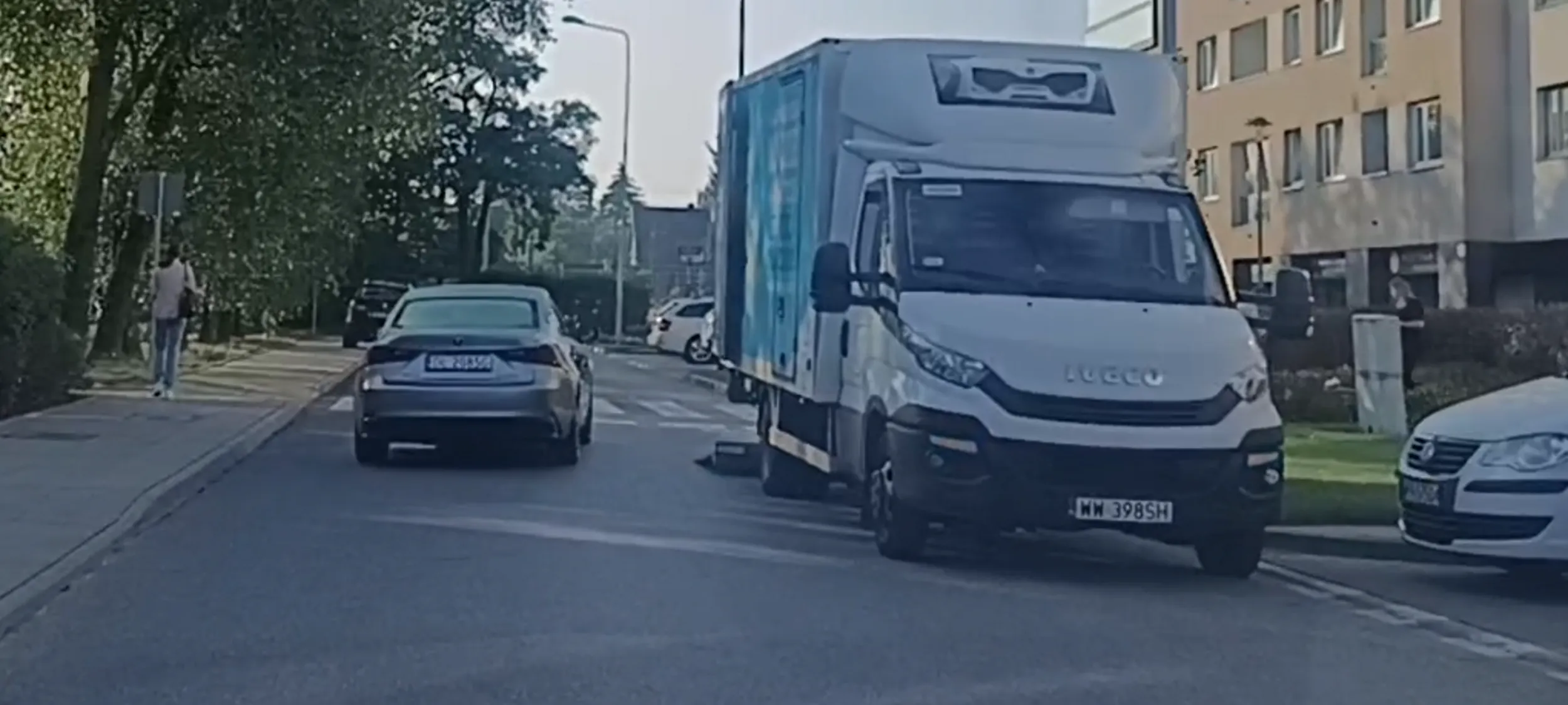 Bandyckie parkowanie na ulicy z zakazem zatrzymywanie się i postoju przy samym przejściu dla pieszych i nie widać pieszych wchodzących na pasy.