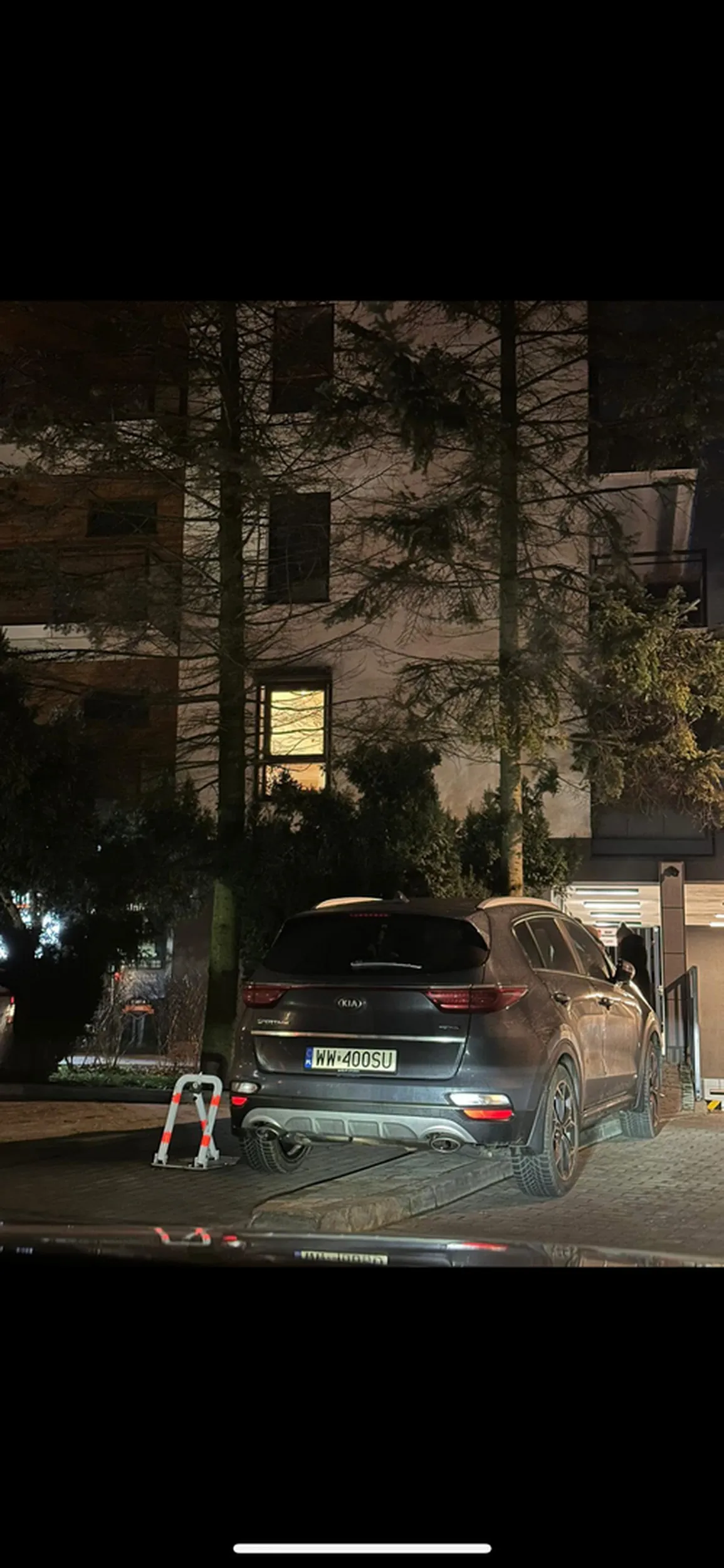 Bezczelne parkowanie na prywatnym miejscu postojowym, nawet pomimo pachołka