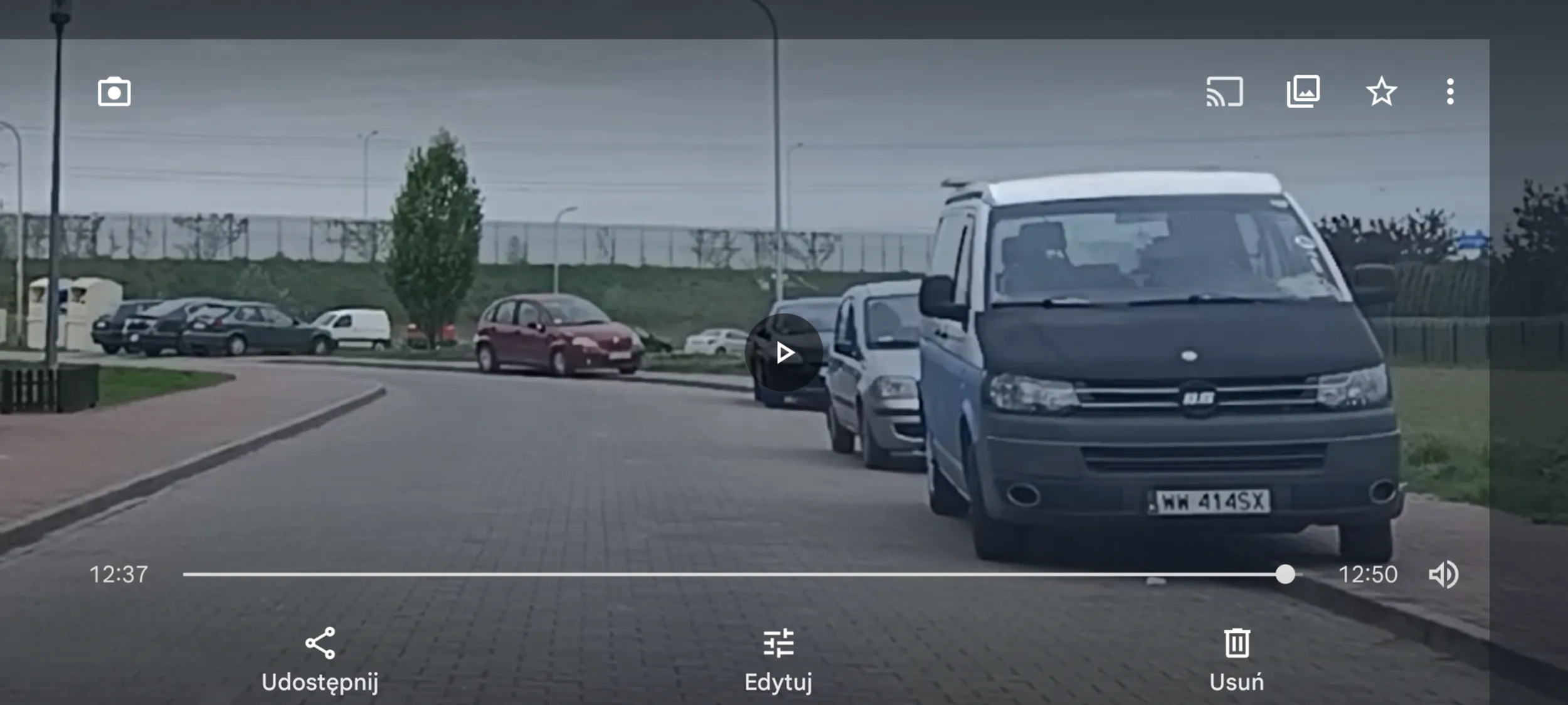 Gamoń zaparkował wraka na chodniku przy ulicy z zakazem zatrzymywania się i postoju