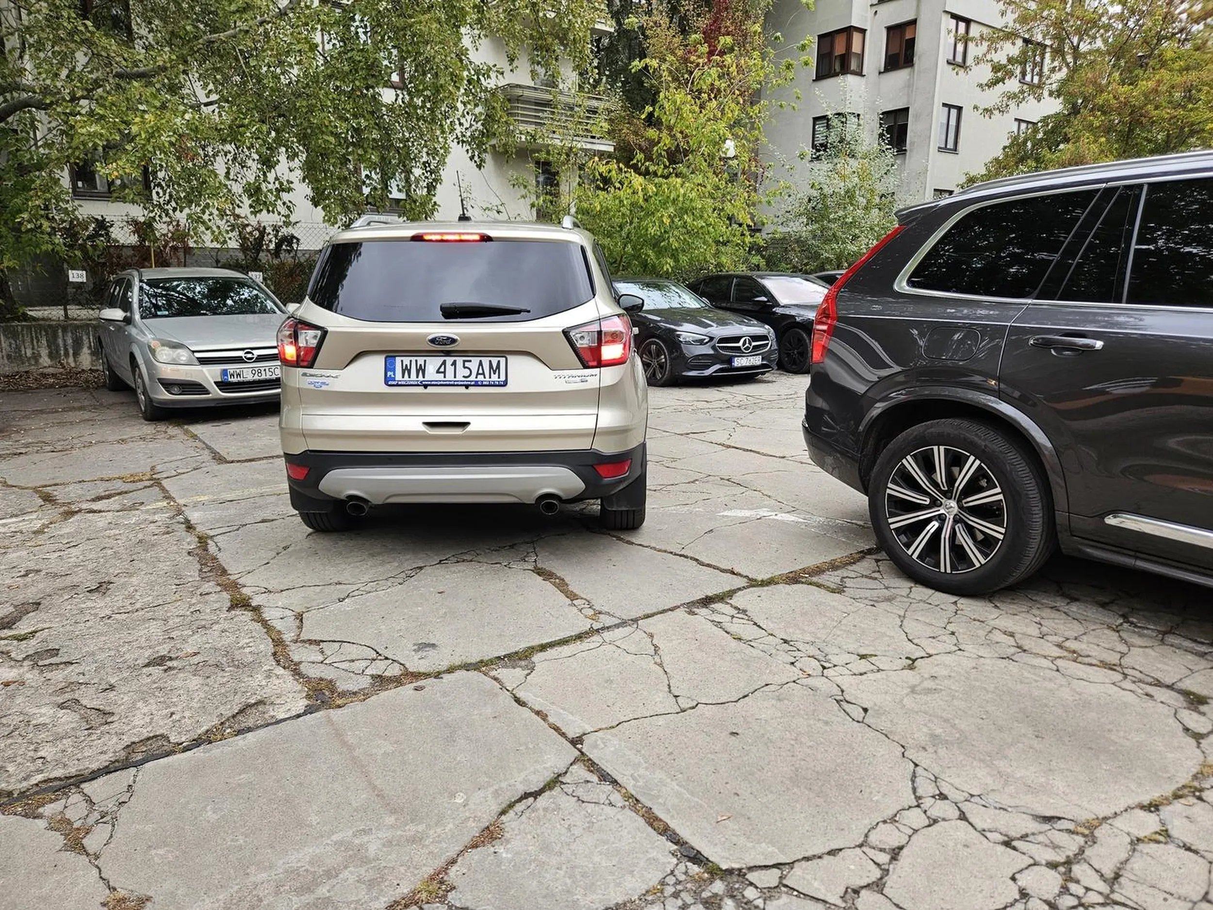 Gruba pokraczna baba przywaliła drzwiami w mój samochód pakując swoje pokraczne du...sko do swojego auta i widząc to spokojnie sobie odjechała.