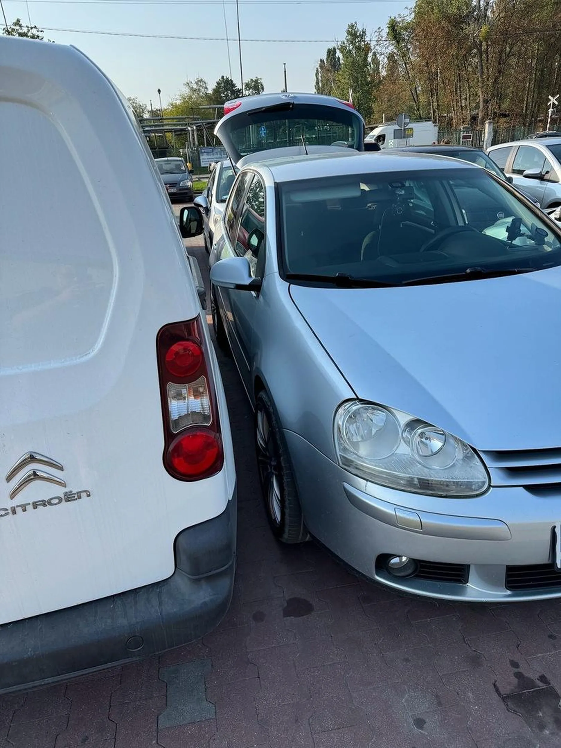 Bardzo ładne parkowanie proponuję zakupić okularki żeby dostrzegać linie pozdro PS mam nadzieję że umyłeś sobie szybkę