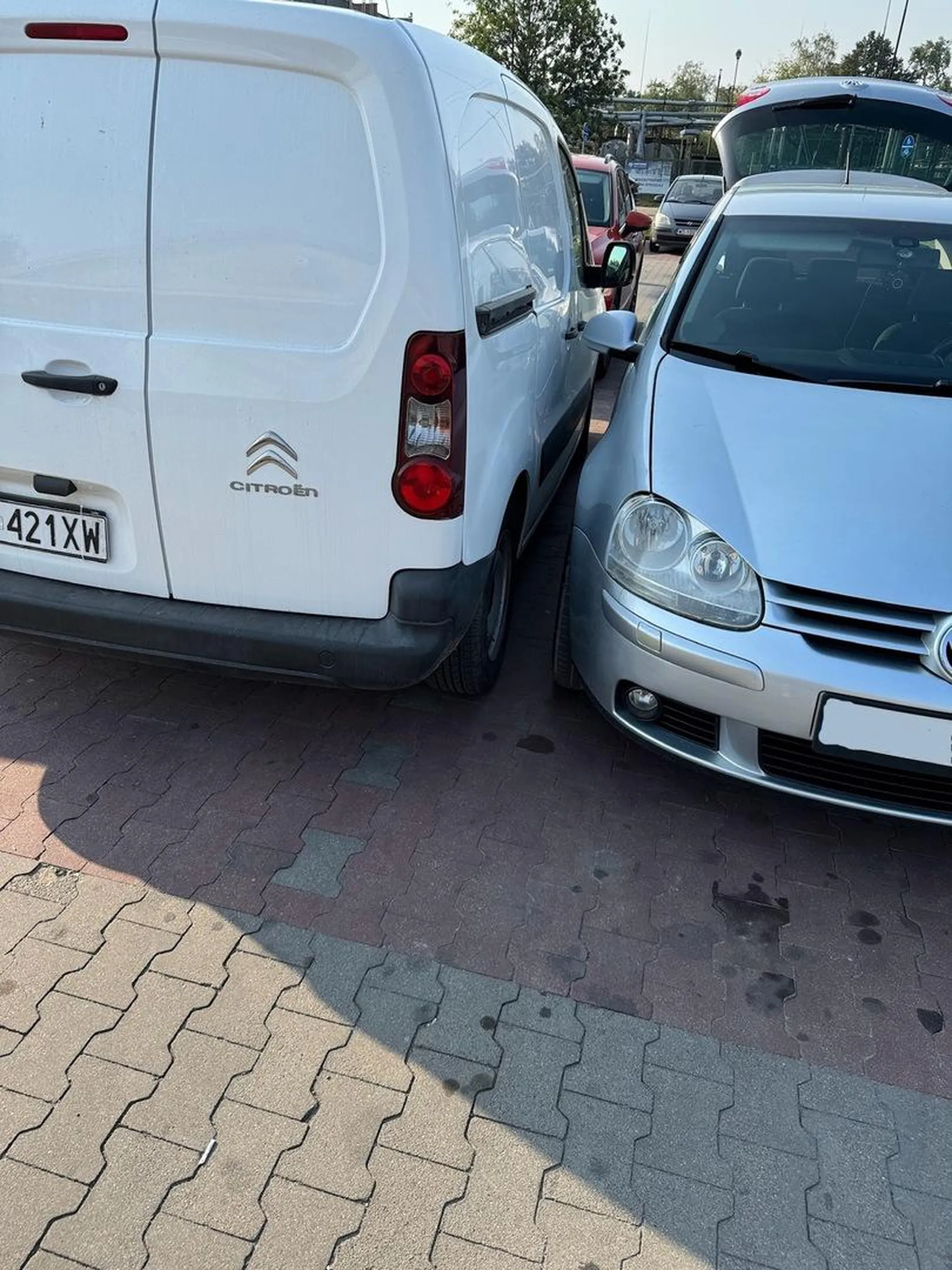 Bardzo ładne parkowanie proponuję zakupić okularki żeby dostrzegać linie pozdro PS mam nadzieję że umyłeś sobie szybkę