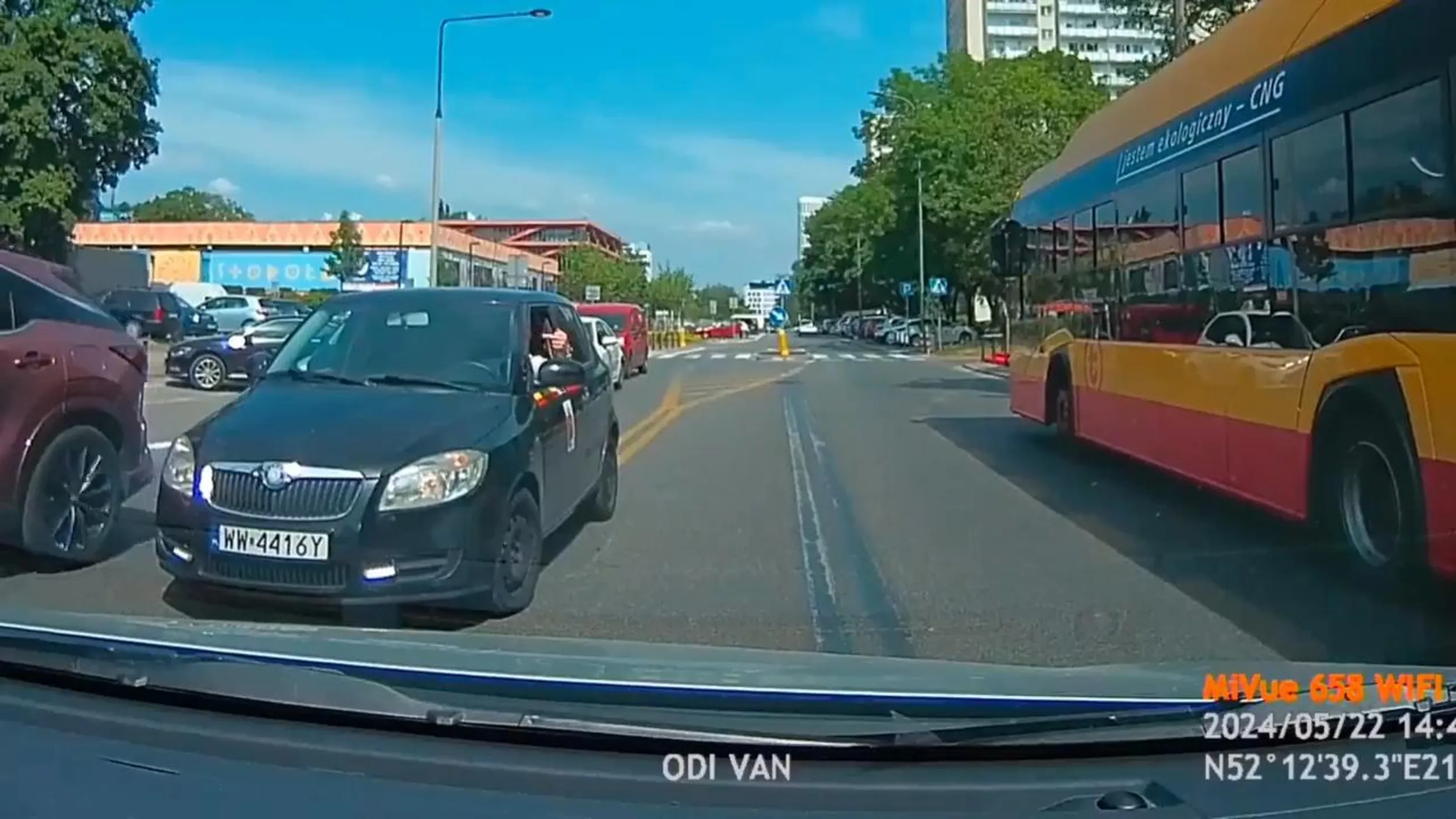 Kierowca ma bardziej sprawne paluszki niż oczy :)