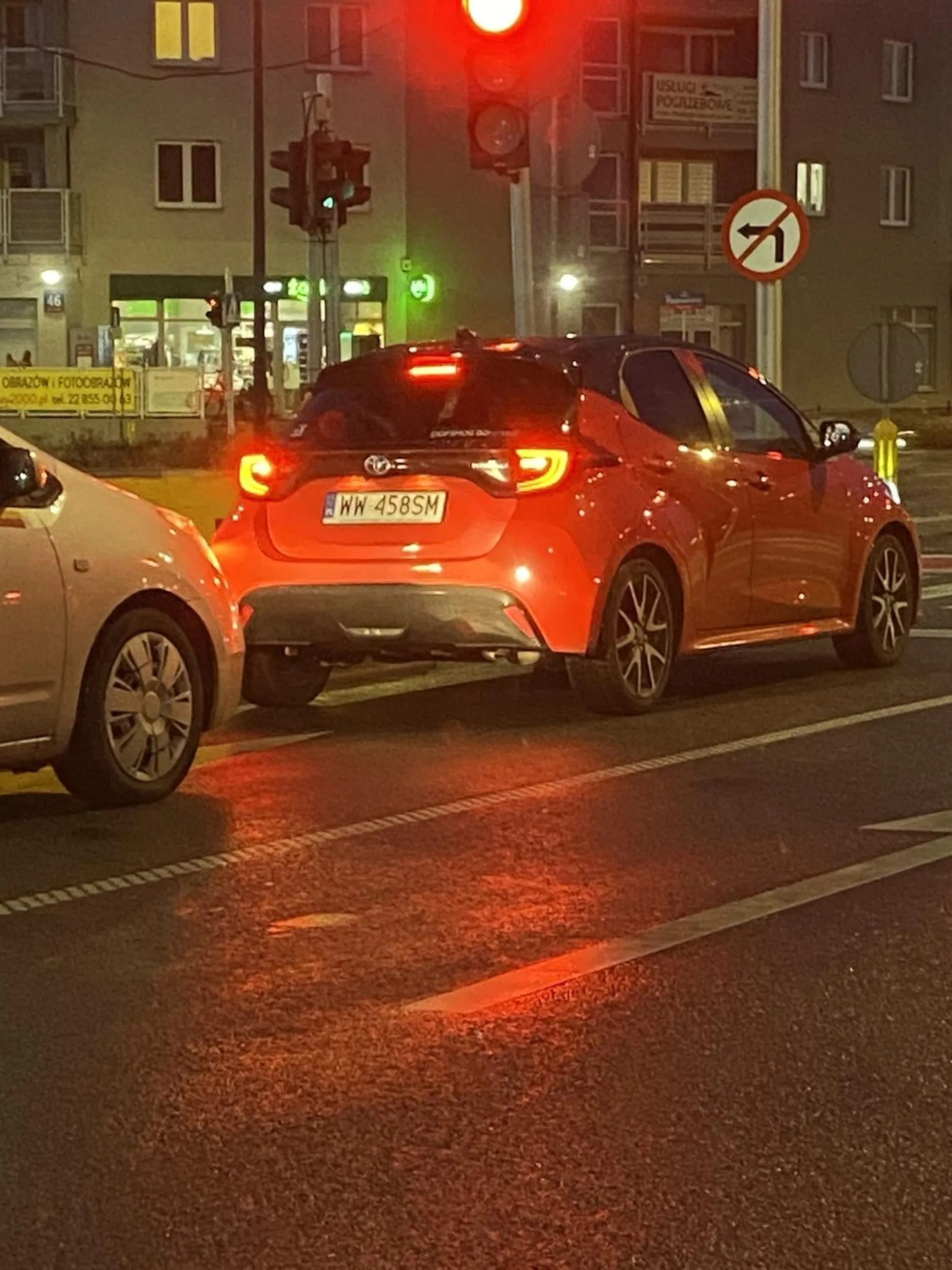 Taka mala toyotka a potrafi burdelu na szybkiej drodze narobic - najpierw do mnie na pierwszy pas co prawda sygnalizujac kierunkowskazem ale nie pozostawiajac wielkich szans na decyzje - po prostu migacz i nie patrzy w lusterko i zjezdza na moj pas zajezdza mi droge - ja mocno hamuje wpuszczam . Ktos na drugim pasie sie ucieszyl i zaczyna wyprzedzac - ale gdzie tam … paniunia juz mryga w lewo i gdy tamtem mysli ze chyba teraz poczeka ona na bezczela wraca mu prosto pod maske - no ja chrzanie - wiecej takich kierowcow a na pewno lepiej nie bedzie na polskich drogach… miala szanse porozbijac dwa auta ktore probowaly ją omijać a sama by z tego wyszla bez szwanku…. Oczywiscie upamietnilem fotografią…