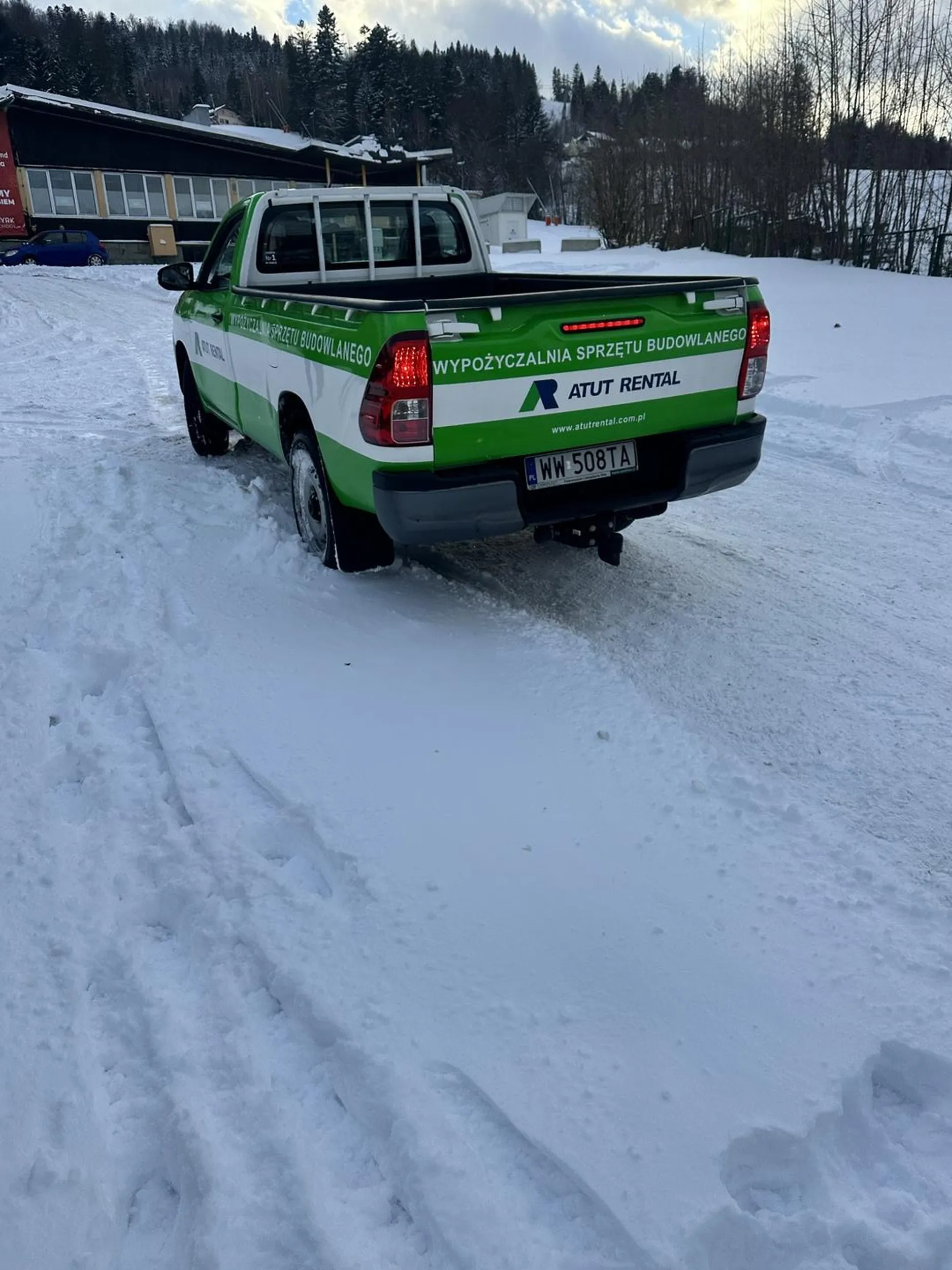 Kierowca wprowadza pojazd w niekontrolowany poślizg, po zwróceniu uwagi kieruje groźby w postaci pobicia.