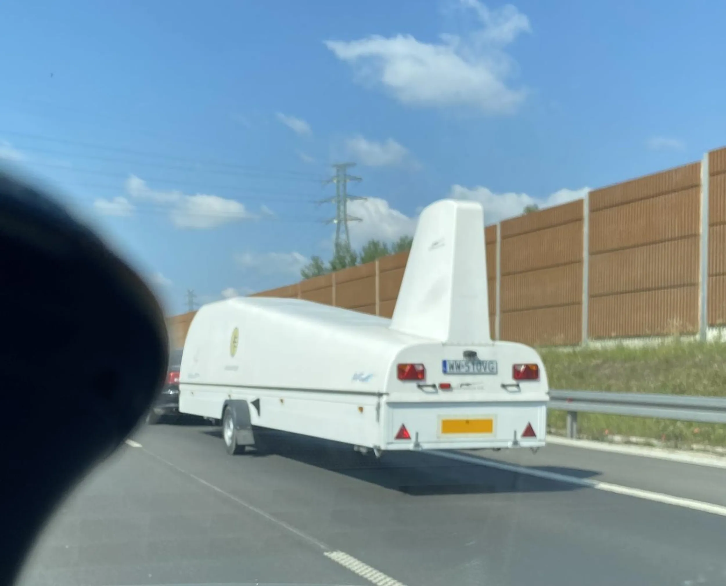 Gosc napierdala ekspresowką 150 km / h gdzie ma ograniczenie 120 - wyprzedza innych a taka przyczepa az mu sie buja na boki jej tyl - kretyn skonczony - spieszy sie zeby polatac, bo nie zdazy na ladna pogode….