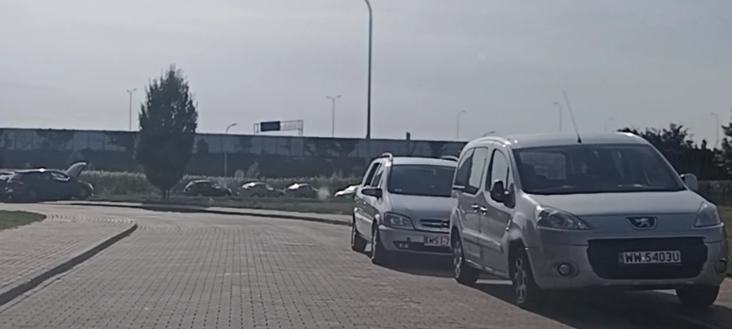 Szefie tu nie wolno parkować bo jest znak zakazu B36