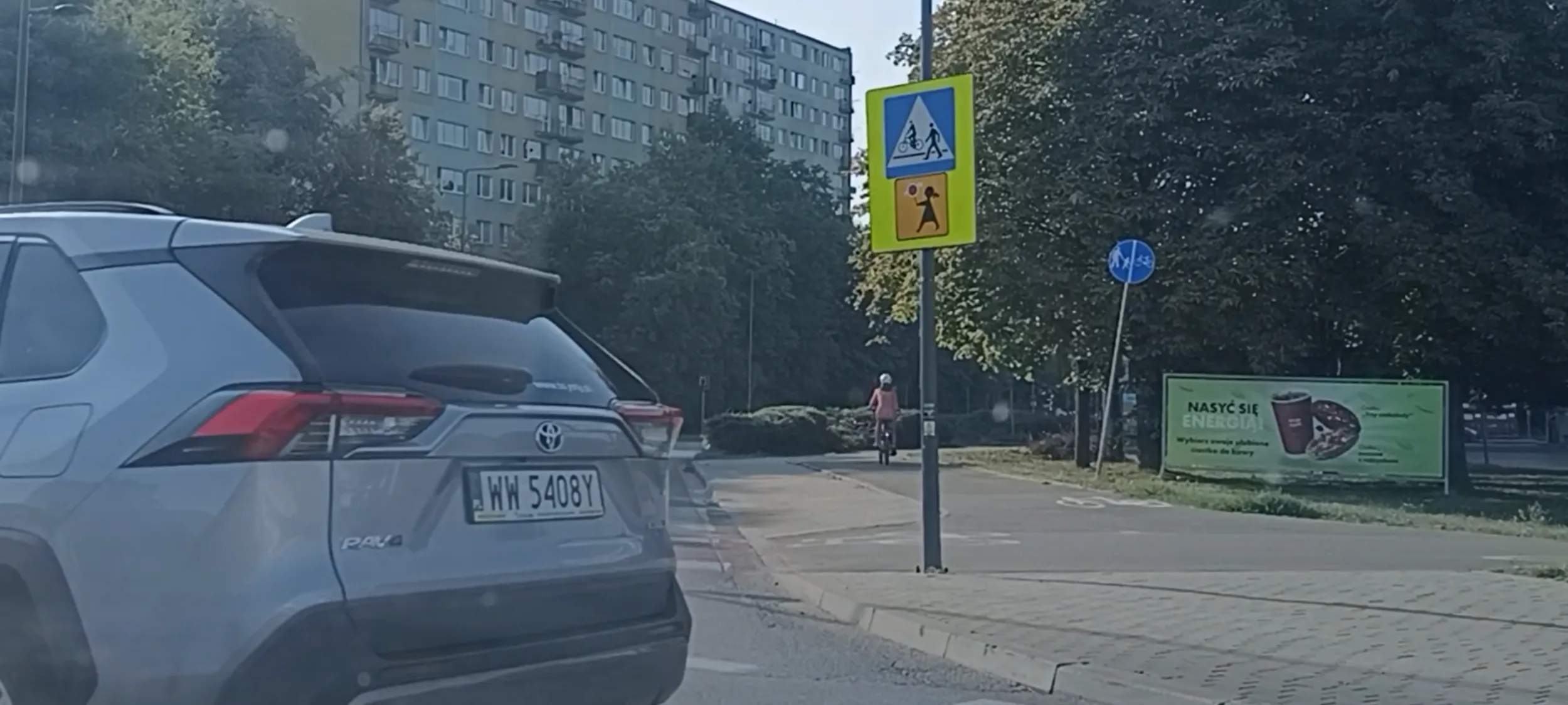 Wymusza pierwszeństwo przejazdu na wjeździe na rondo. Musiałam się zatrzymać żeby nie uderzyć w tego srebrnego pordzewiałego wraka po wypadku