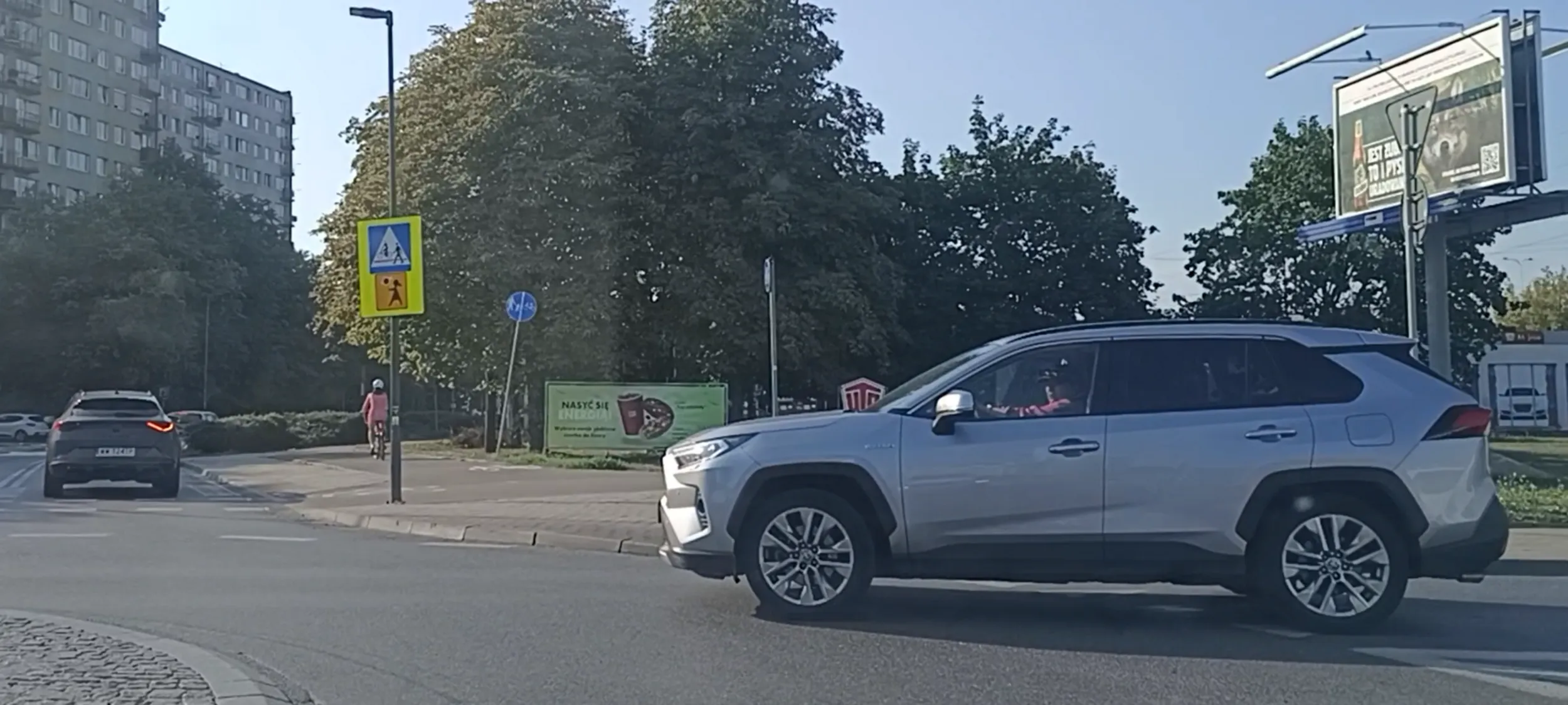 Wymusza pierwszeństwo przejazdu na wjeździe na rondo. Musiałam się zatrzymać żeby nie uderzyć w tego srebrnego pordzewiałego wraka po wypadku