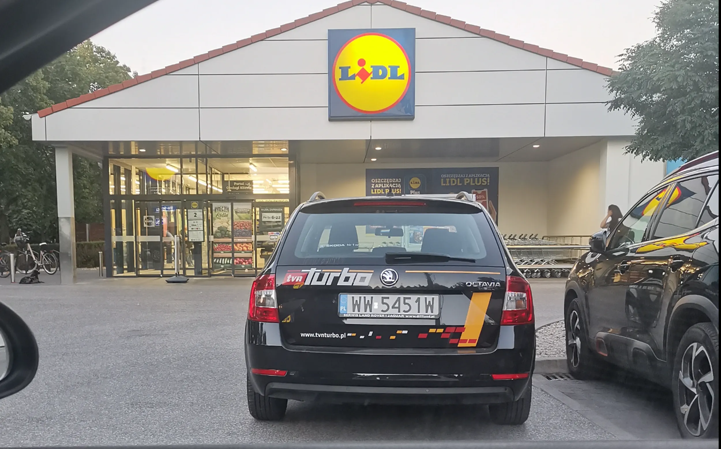 Kompletny brak szacunku dla zasad współżycia na drodze ze strony kierowcy auta należącego do znanej stacji telewizyjnej. Pomimo wielu wolnych miejsc na parkingu, młody mężczyzna, najwyraźniej zbyt zmęczony lub schorowany, postanowił zaparkować tuż przy wejściu, utrudniając poruszanie się innym użytkownikom. Próba zwrócenia mu uwagi nie przyniosła efektu – być może tak właśnie zwykle się jeździ w tej stacji... Miejsce zdarzenie: konstancin-Jeziorna sklep Lidl data: 12 sierpnia 2024, ok. godziny 20:00