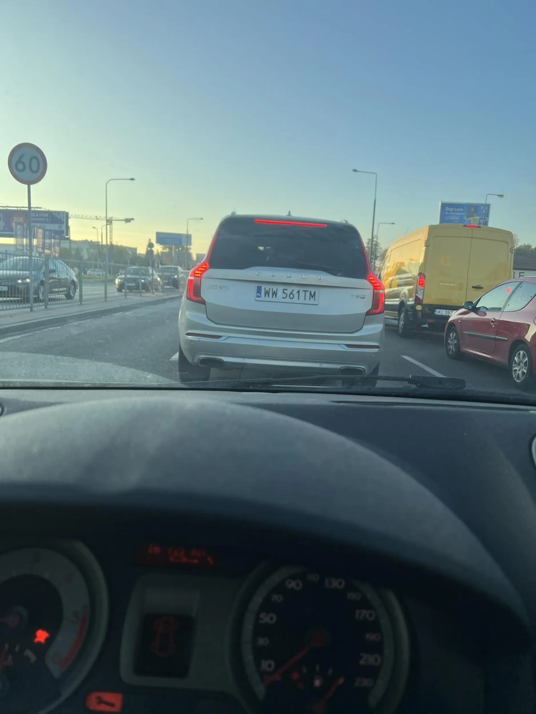 Pani chyba uzależniona od telefonu, tylko klakson może ruszyć ten samochód po zatrzymaniu