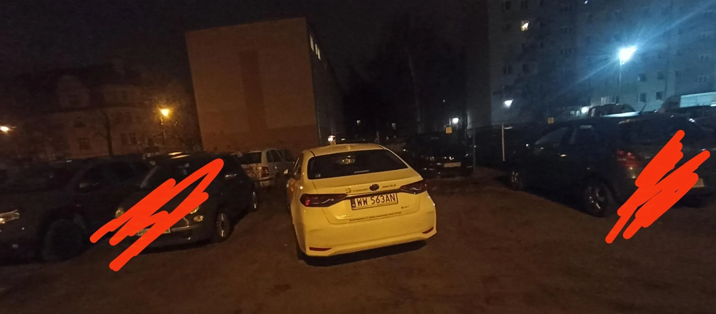 Zdecydowanie Kierowca nie potrafi parkować albo kompletnie nie ma szacunku dla innych użytkowników parkingu. Zajmując dwa miejsca postawionym w poprzek pojazdem. Brak słów.